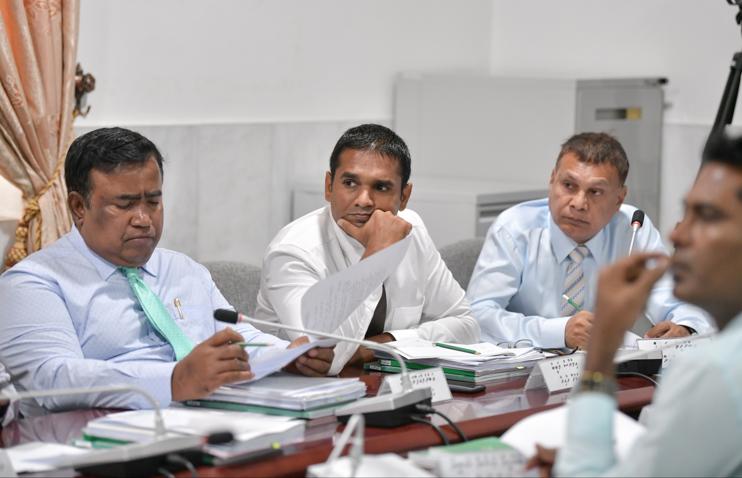 މާލިއްޔަތު ކޮމިޓީގެ ބައްދަލުވުމެއްގައި މަރަދޫ ދާއިރާގެ މެމްބަރު އިބްރާހިމް ޝަރީފާއި (ކ) ހުޅުދޫ ދާއިރާގެ މެމްބަރު އިލްޔާސް ލަބީބާއި (މ) ހަނިމާދޫ ދާއިރާގެ މެމްބަރު އަބްދުލްޣަފޫރު މޫސާ. --- ފޮޓޯ: ނިޝާން އަލީ/ މިހާރު