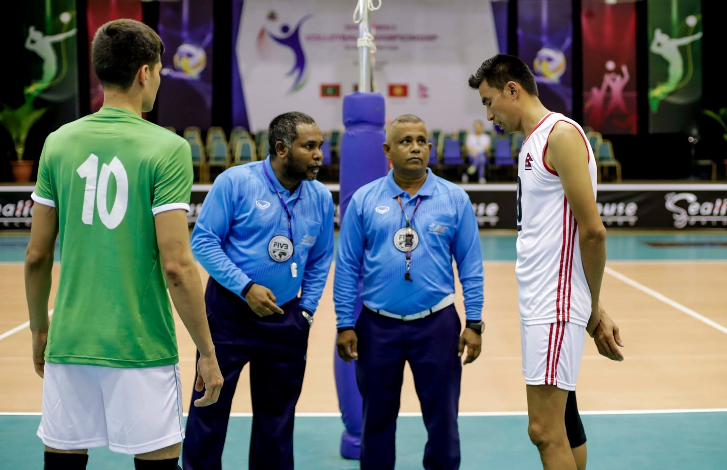 ކުނޑި ސަލީމް (ކ-2) އާއި ތަޖުރިބާކާރު ރެފްރީ ތުއްތުކޯ މެޗެއްގެ ކުރިން ކުޅުންތެރިންނާ ވާހަކަދައްކާލަނީ. --ފޮޓޯ: ނިޝާން އަލީ/ މިހާރު