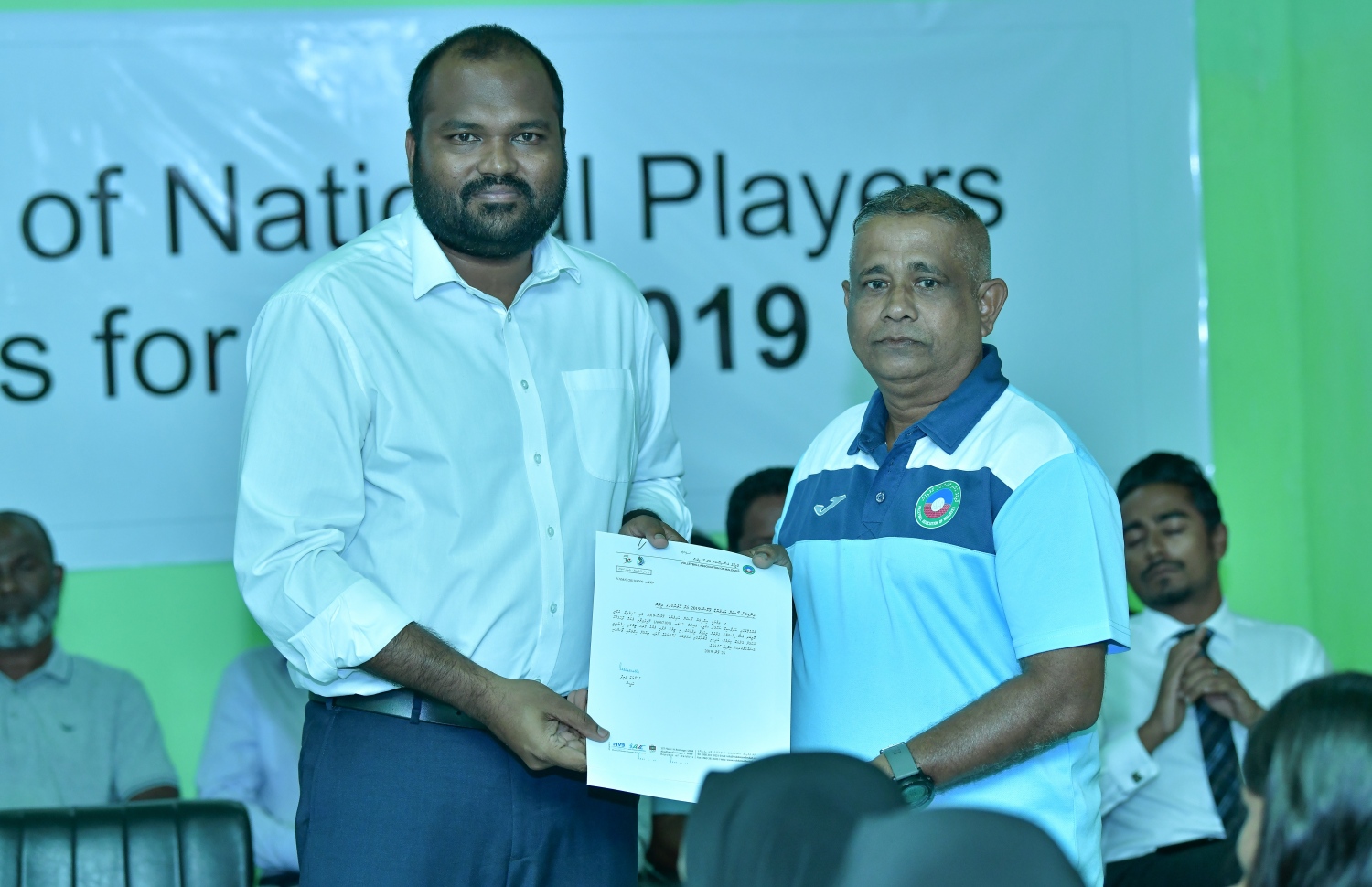 ކުނޑި ސަލީމަށް (ކ) ޓޫރިޒަމް މިނިސްޓަރު އަލީ ވަހީދު ހަނދާނީ ލިޔުމެއް ދެއްވަނީ. --ފޮޓޯ: ނިޝާން އަލީ/ މިހާރު