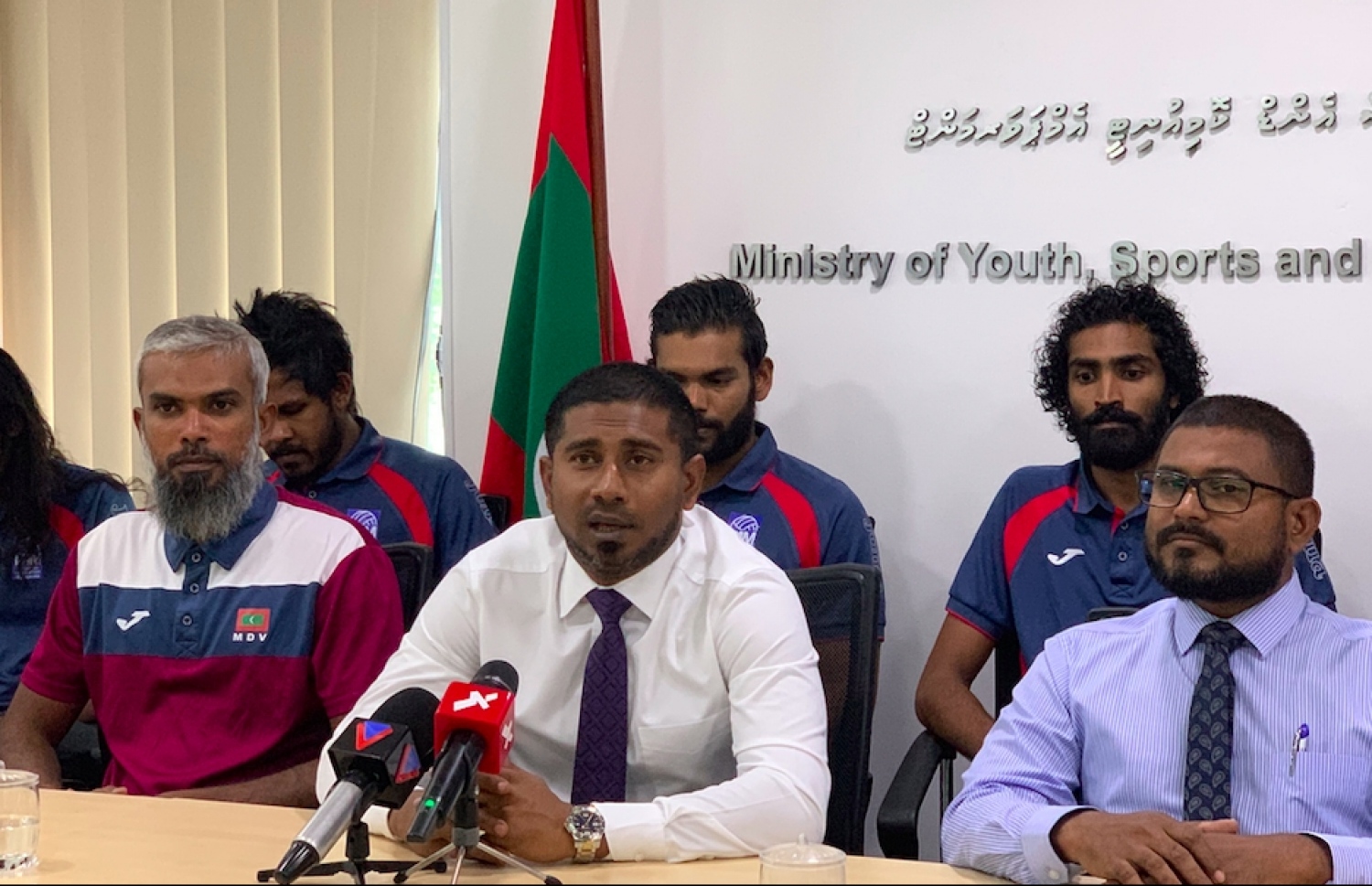 ސްޕޯޓްސް މިނިސްޓަރު މަހުލޫފް (މ) ގައުމީ ވޮލީ ޓީމާ އެކު ބޭއްވި ނޫސްވެރިންގެ ބައްދަލުވުމުގެ ތެރެއިން.-- ފޮޓޯ: މިހާރު