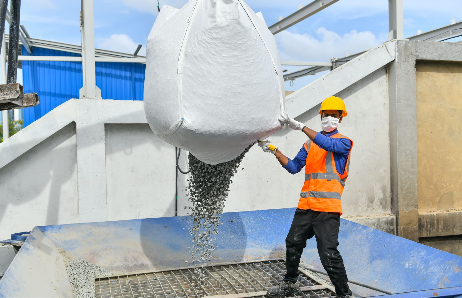 ސިމެންތި މިކްސް ކުރުމުގެ މަސައްކަތް--ފޮޓޯ:ނިޝާން އަލީ/މިހާރު