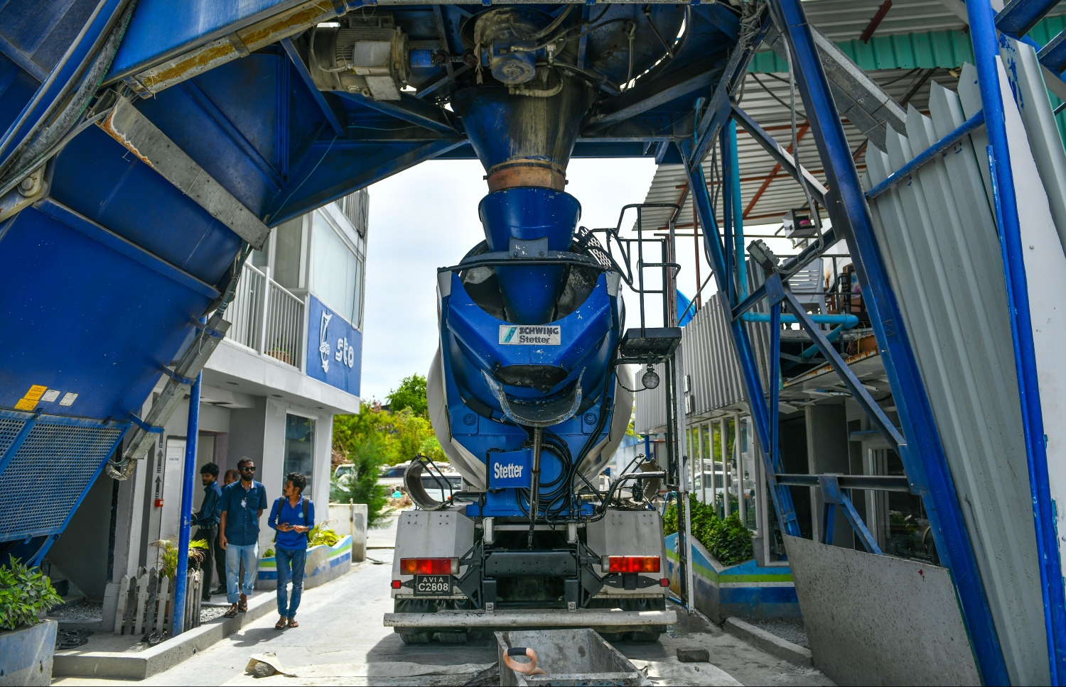 އެސްޓީއޯގައި ސިމެންތި މިކްސް ކުރާ މެޝިން-- ފޮޓޯ: ނިޝާން އަލީ/ މިހާރު