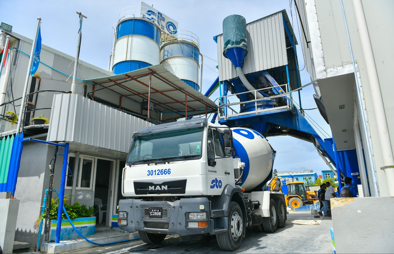 ކޮންކްރީޓް ޕަމްޕް ކުރާ މެޝިނަށް އަޅަނީ-- ފޮޓޯ: ނިޝާން އަލީ/ މިހާރު