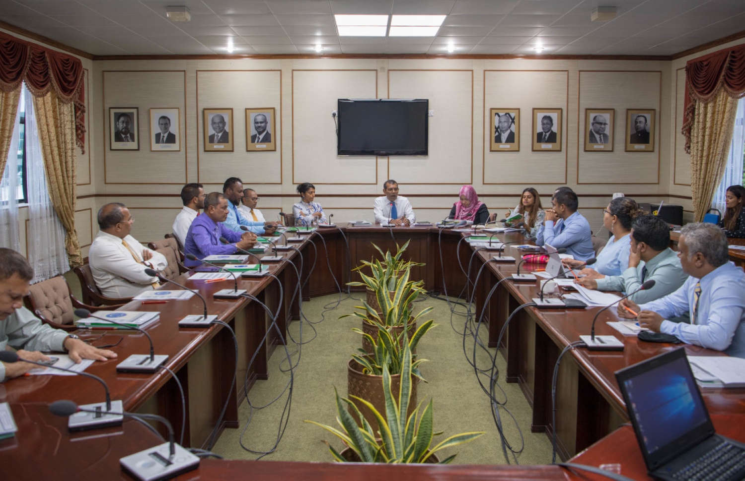 ސުޕަ ކޮމިޓީގައި ކަމާ ނުބެހޭ މުގައްރިރުން ތިބުމަކީ މައްސަލައެއް ކަމަށް، ބައެއް މެމްބަރުން ދެކޭ --- ފޮޓޯ: މަޖިލިސް