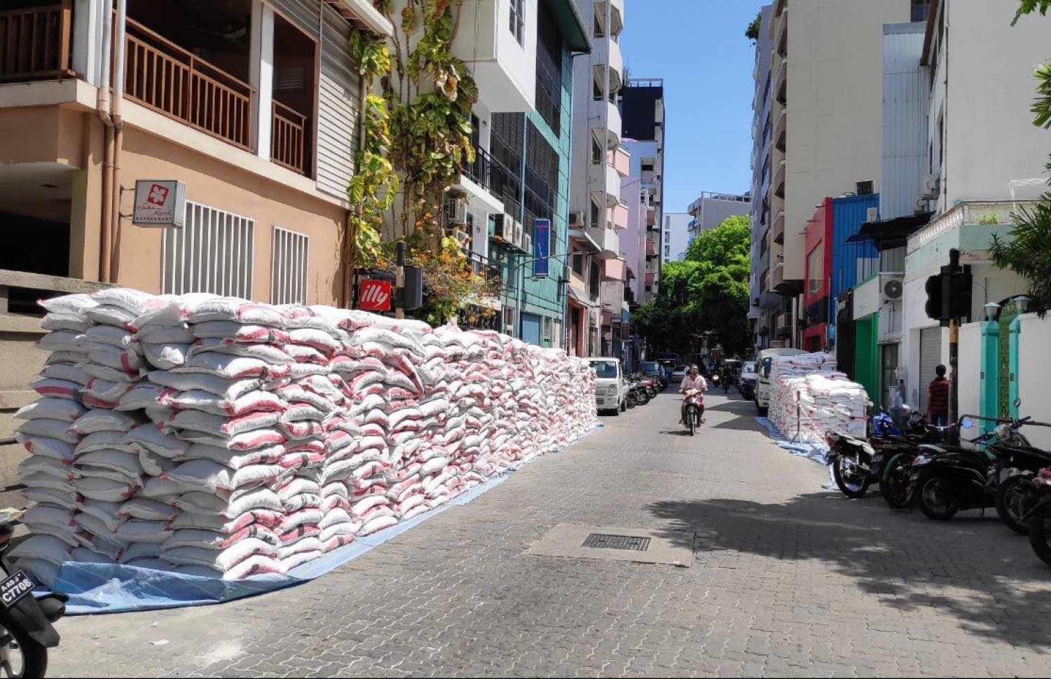 މާލޭގެ މަގެއްގައި ސިމެންތި ގޯނި ޖަހާފައި-- ފޮޓޯ: ނިޝާން އަލީ/ މިހާރު