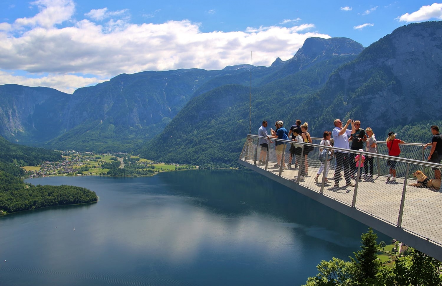 ހަލްސްޓެޓް ޓައުން އަށް ގިނައިން ޒިޔާރަތް ކުރަނީ ޗައިނާގެ ޓޫރިސްޓުން.