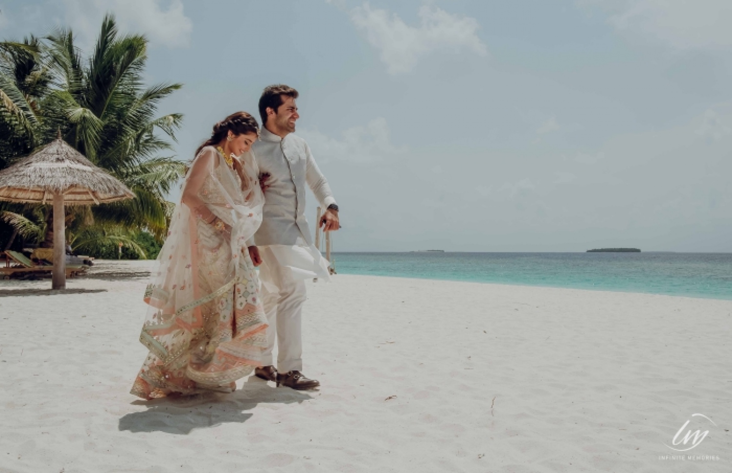 ކައިވެނި ކުރި ދެމަފިރިން ފުރަވެރި ރިސޯޓުގެ ބީޗުގައި-- ފޮޓޯ: މޯލްޑިވްސް އިންސައިޑާ