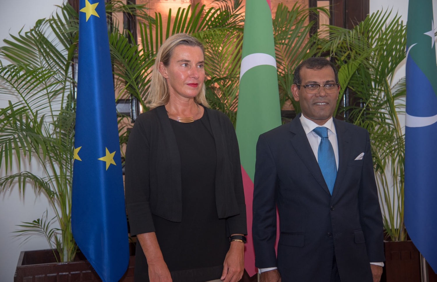 ރައްޔިތުންގެ މަޖިލިހުގެ ރައީސް މުހައްމަދު ނަޝީދާއި ޔޫރަޕިއަން ކޮމިޝަންގެ ނައިބު ރައީސް ފެޑްރިކާ މުގްރީނީ ފޮޓޯއަކަށް ހުއްޓިވަޑައިގެން. --- ފޮޓޯ: މަޖިލިސް