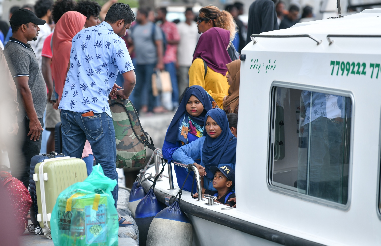 ބަޔަކު ލޯންޗެއްގައި މާލޭން ފުރަނީ: --މިހާރު ފޮޓޯ/ނިޝާން އަލީ