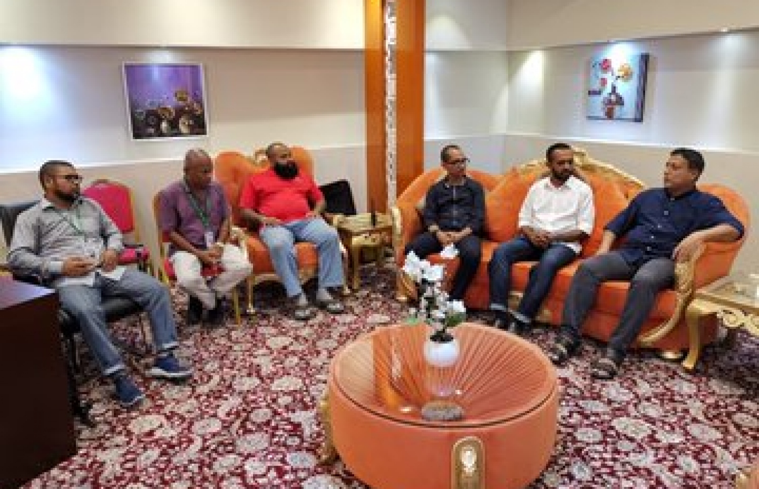 އަމީރުލް ހައްޖުގެ ގޮތުގައި މި އަހަރު ވަޑައިގެންނެވި މިނިސްޓަރު އަސްލަމް، ހައްޖު ކޯޕަރޭޝަންގެ ބޭފުޅުންނާ  ބައްދަލުކުރައްވަނީ.-- ފޮޓޯ: ދިވެހި ހައްޖު މިޝަން