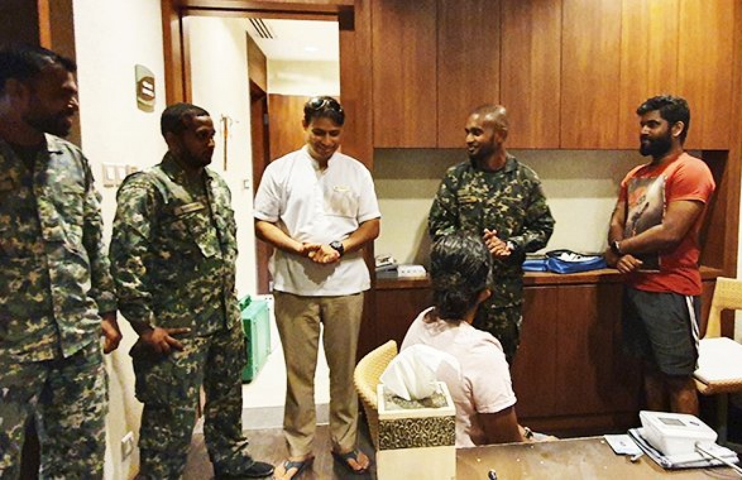 ބޯޓުގައި އިން ޕައިލެޓްކަން ދަސްކުރާ އަންހެން ކުއްޖާ ޝަންގްރިއް-ލާގައި. --ފޮޓޯ:އެމްއެންޑީއެފް