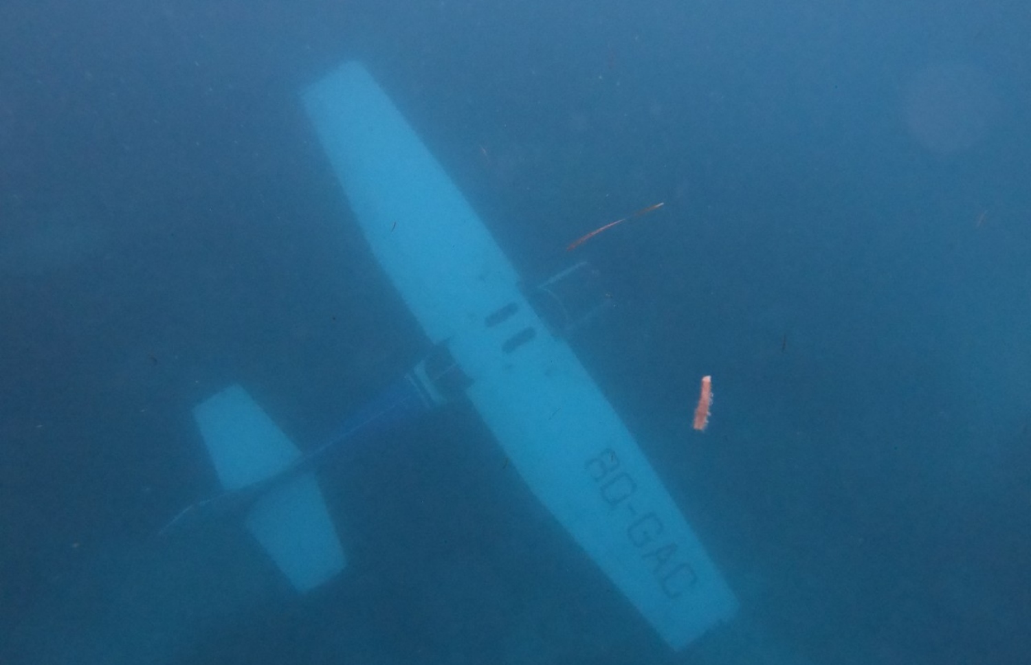 ޝަންގްރިއްލާ ރިސޯޯޓު ކައިރި އަށް ވެއްޓުނު ބޯޓު ކަނޑު އަޑީގައި.