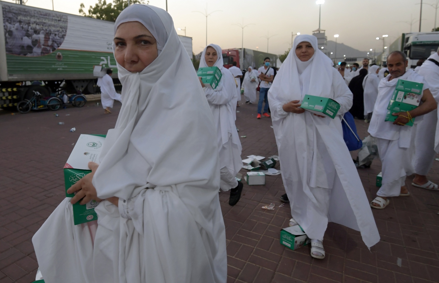 އަރަފާތު: އޮގަސްޓް 10، 2019: ހައްޖުވެރިން އަރަފާތު ބިމުގައި ދުއާ ކުރުމުގައި. --ފޮޓޯ:އޭއެފްޕީ