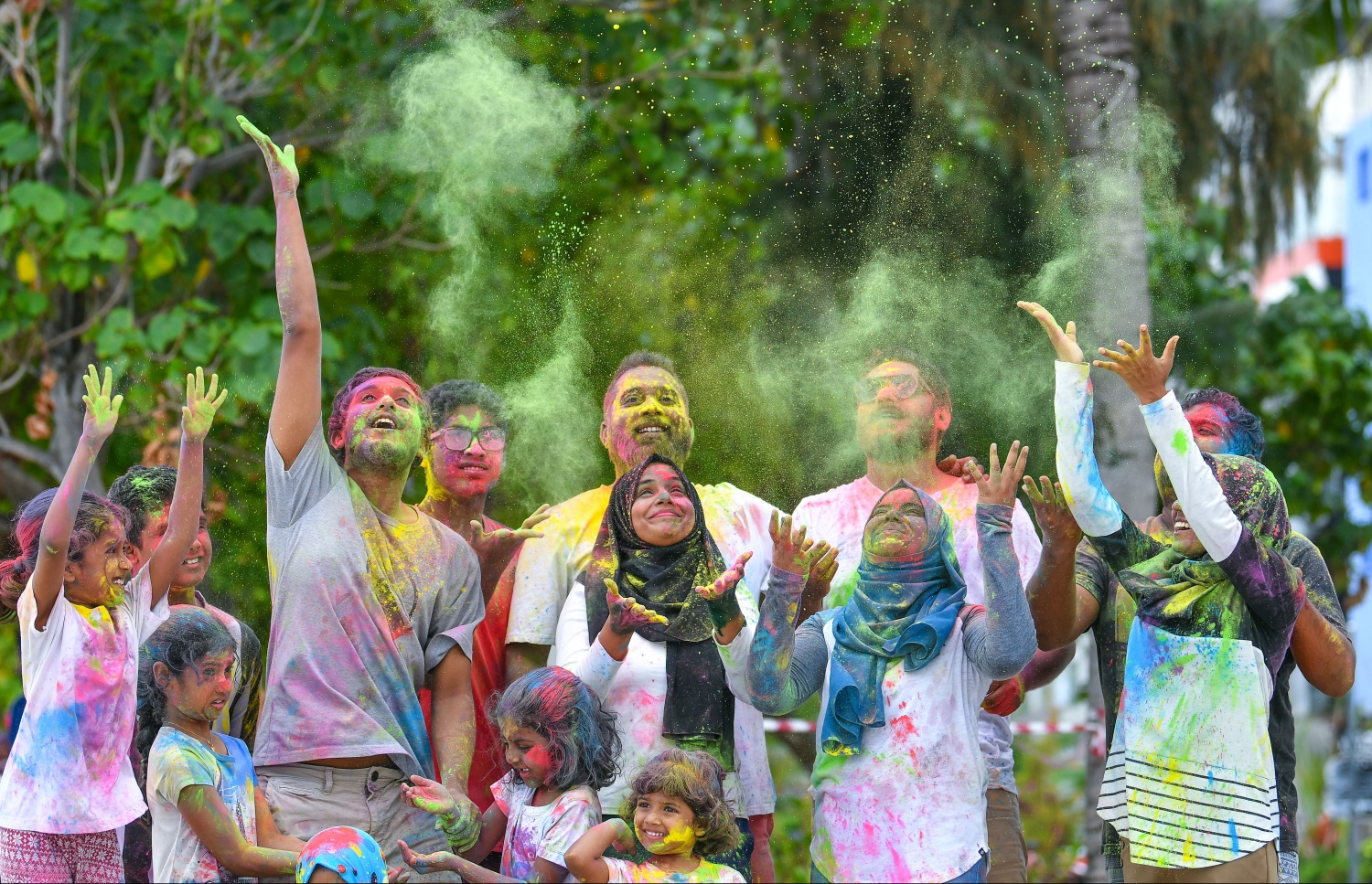 2019 ވަނަ އަހަރުގައި ބޮޑު އީދު ފާހަގަކުރުމުގެ ގޮތުން ހުޅުމާލޭ ބީޗް ސަރަހައްދުގައި ކުރިޔަށް ދިޔަ ފެންކުޅި އާއި ކުލަޖެހުމުގެ ހަރަކާތްތަކުގައި ބައިވެރިވި ބައެއް ޒުވާނުން ކުލަ ޖަހަނީ -- ފައިލް ފޮޓޯ: ނިޝާން އަލީ | މިހާރު