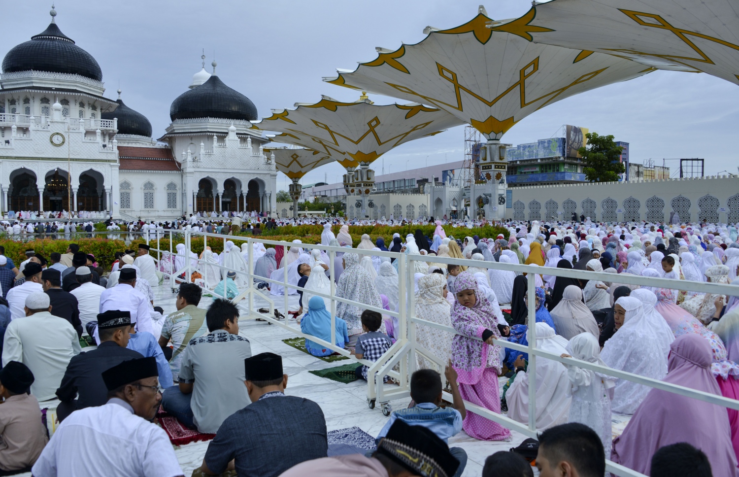 ބަންޑާ އަސޭ: އޮގަސްޓް 11، 2019: އިންޑޮނީޝިއާގެ ބަންޑާ އަސޭގެ ބައިތުއްރަހުމާން މިސްކިތުގައި އީދު ނަމާދު ކުރަނީ. --ފޮޓޯ:އޭއެފްޕީ