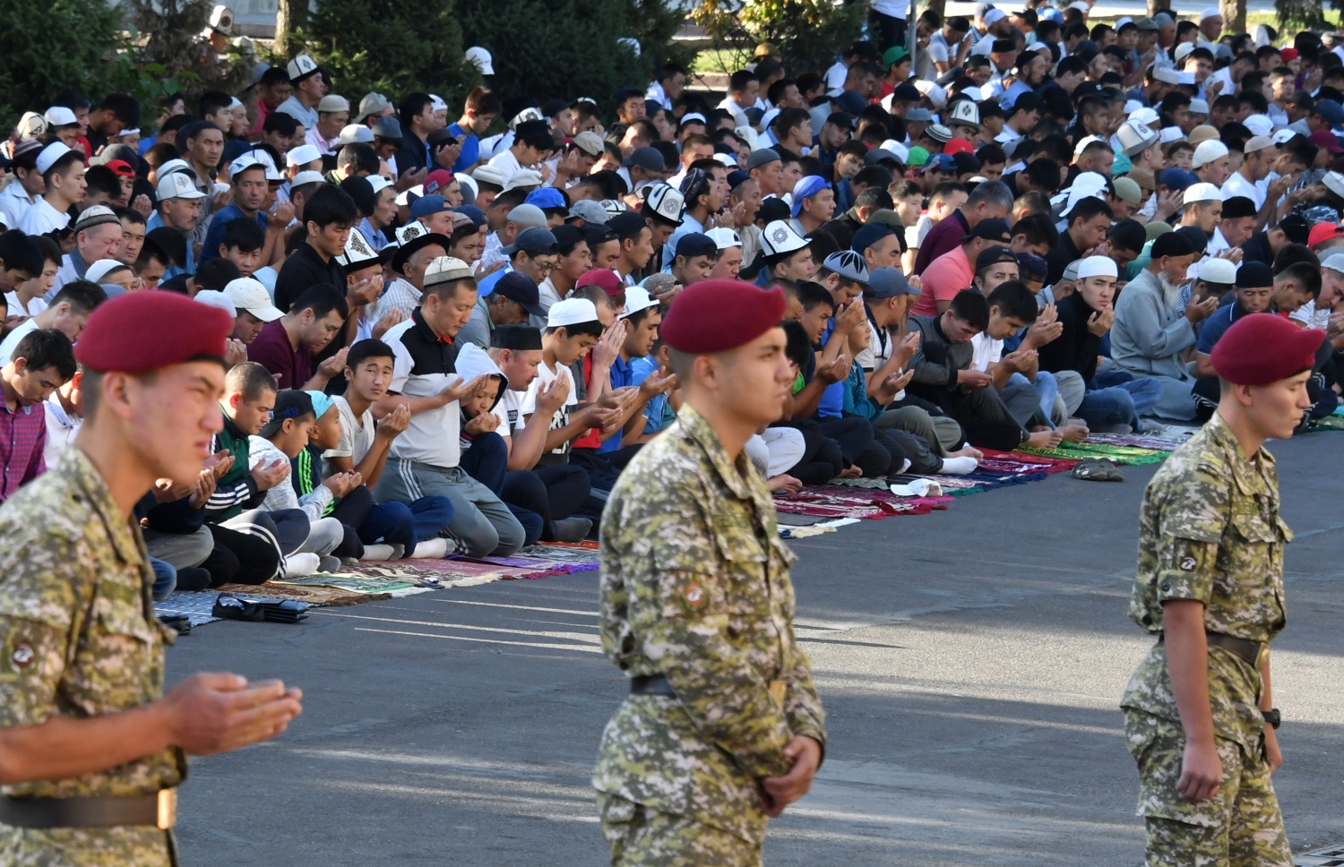 ބިޝެކް: އޮގަސްޓް 11، 2019: ކިރްގިސްތާނުގައި އީދު ނަމާދު ކުރާ އިރު ސަލާމަތީ ކަންކަން ބަލަހައްޓަނީ. --ފޮޓޯ:އޭއެފްޕީ