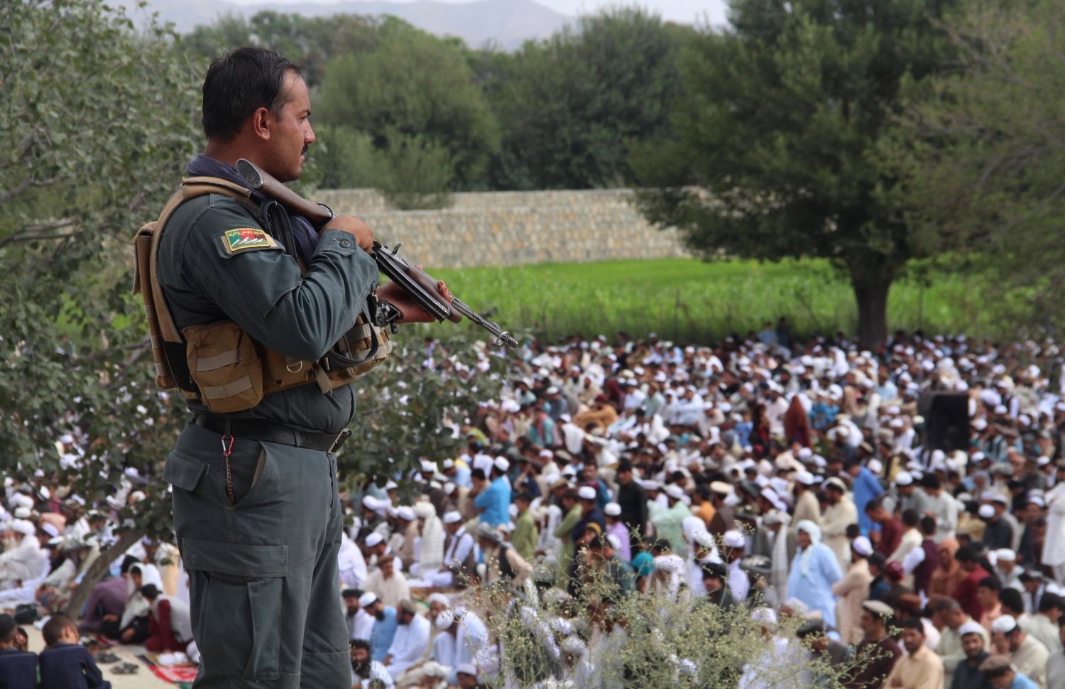 ކާބުލް: އޮގަސްޓް 11، 2019: އަފްގާނިސްތާނުގައި އީދު ނަމާދު ކުރާއިރު ސަލާމަތީ ކަންކަން ބަލަހައްޓަނީ. --ފޮޓޯ:އޭއެފްޕީ