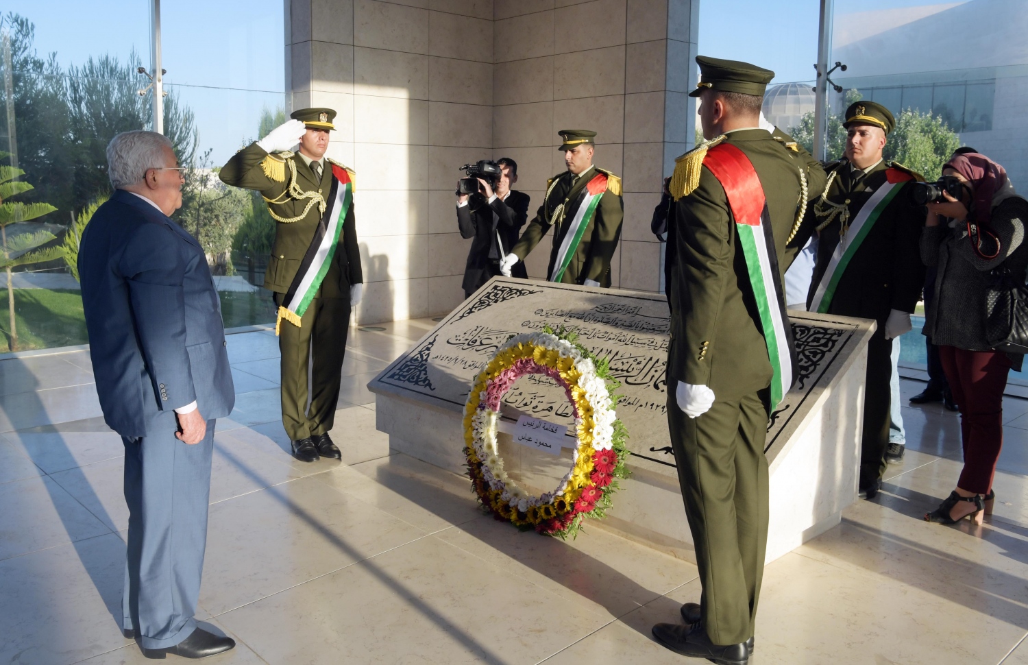 ރާމުﷲ: އޮގަސްޓް 11، 2019: އީދު ނަމާދަށް ފަހު ފަލަސްތީނުގެ ރައީސް މަހްމޫދު އައްބާސް، ކުރީގެ ރައީސް ޔާސިރު އަރަފާތުގެ މަގްބަރާ އަށް ޒިޔާރަތް ކުރައްވަނީ. --ފޮޓޯ:އޭއެފްޕީ