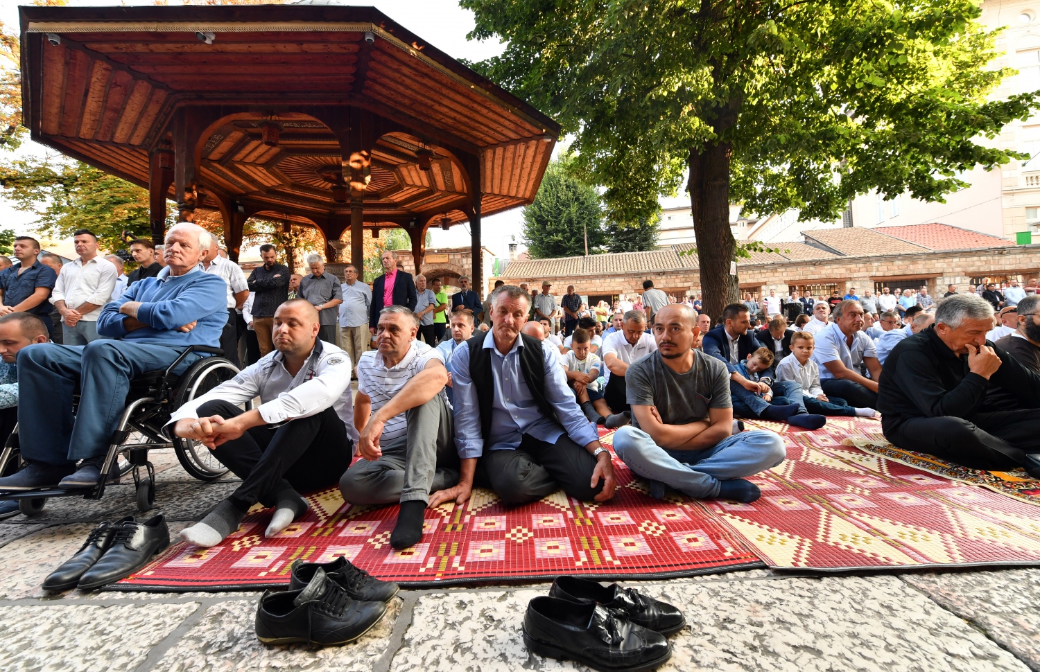 ސަރެޔޭވޯ: އޮގަސްޓް 11، 2019: ބޮސްނިއާގައި ކުރި އީދު ނަމާދުގައި ބައިވެރިވި ބައެއް މީހުން. --ފޮޓޯ:އޭއެފްޕީ