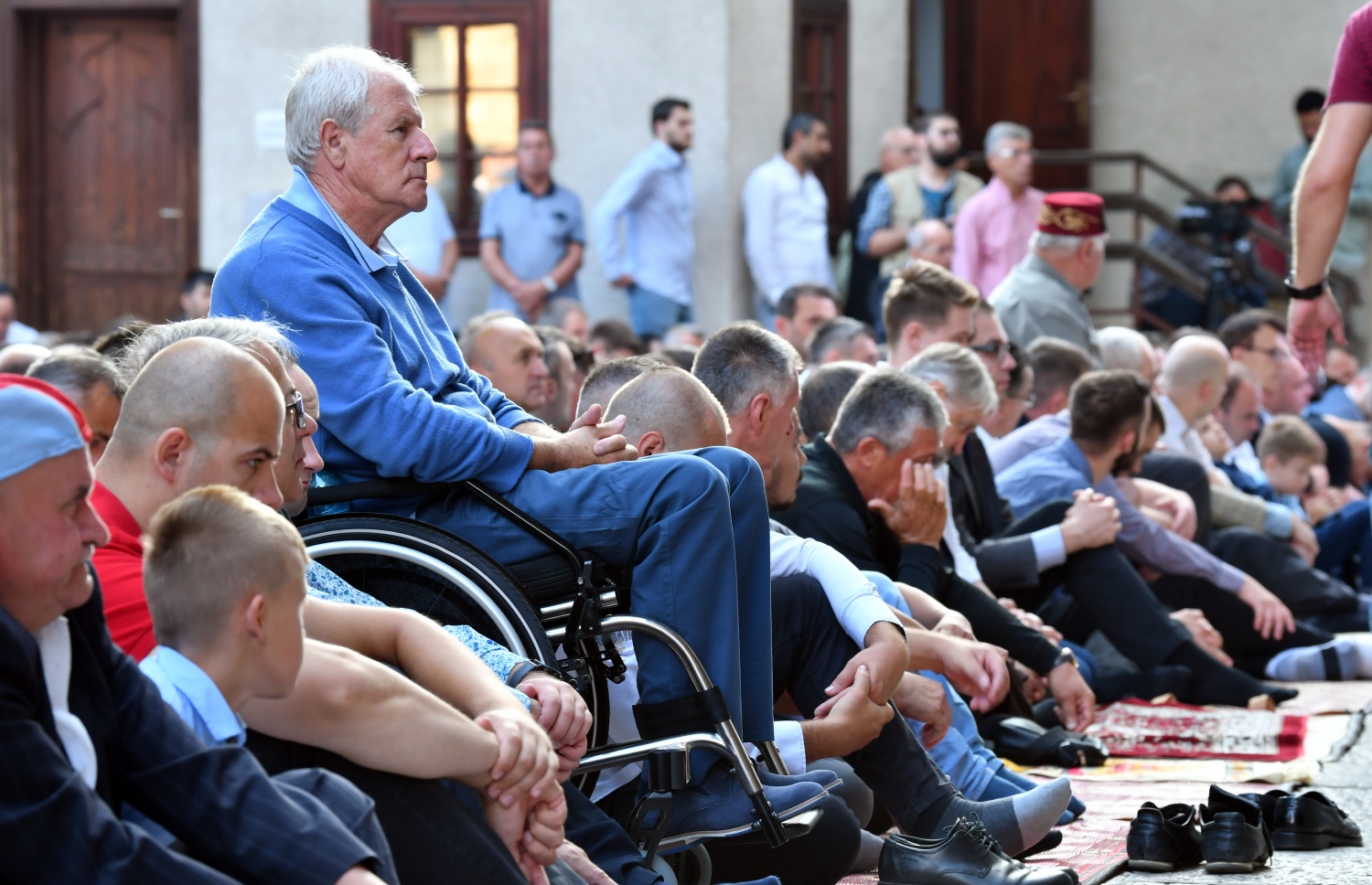 ސަރެޔޭވޯ: އޮގަސްޓް 11، 2019: ބޮސްނިއާގައި ކުރި އީދު ނަމާދުގައި ބައިވެރިވި ބައެއް މީހުން. --ފޮޓޯ:އޭއެފްޕީ