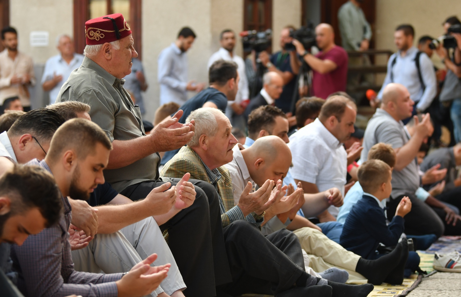 ސަރެޔޭވޯ: އޮގަސްޓް 11، 2019: ބޮސްނިއާގައި ކުރި އީދު ނަމާދުގައި ބައިވެރިވި ބައެއް މީހުން. --ފޮޓޯ:އޭއެފްޕީ