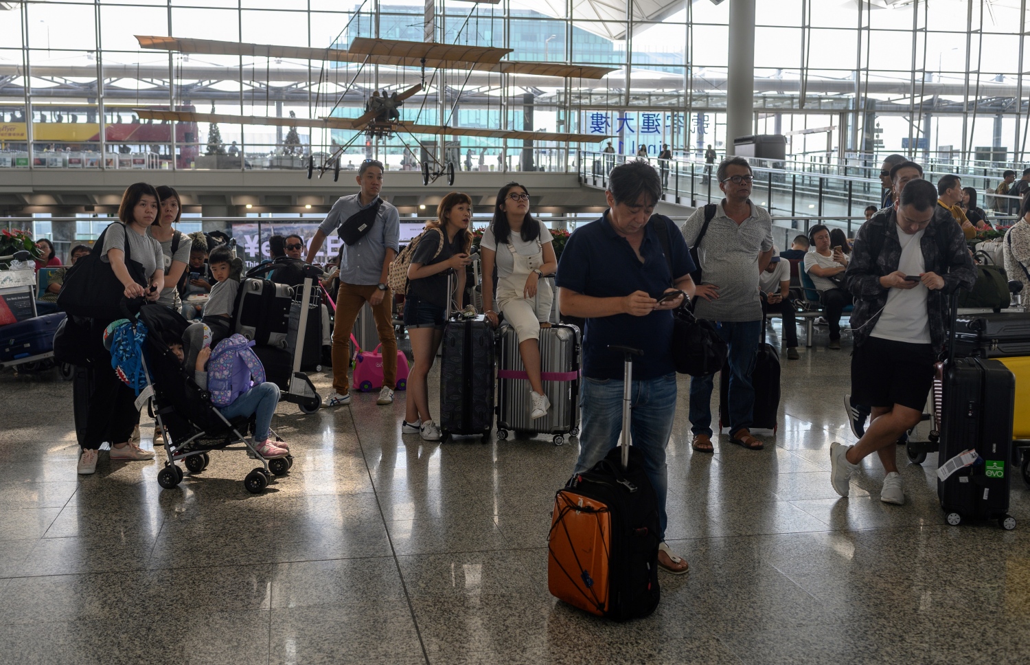 މުޒާހަރާއާ ގުޅިގެން ހޮން ކޮން އެއާޕޯޓުގައި ޕަސިންޖަރުން ތާށިވެފައި. --ފޮޓޯ:އޭއެފްޕީ