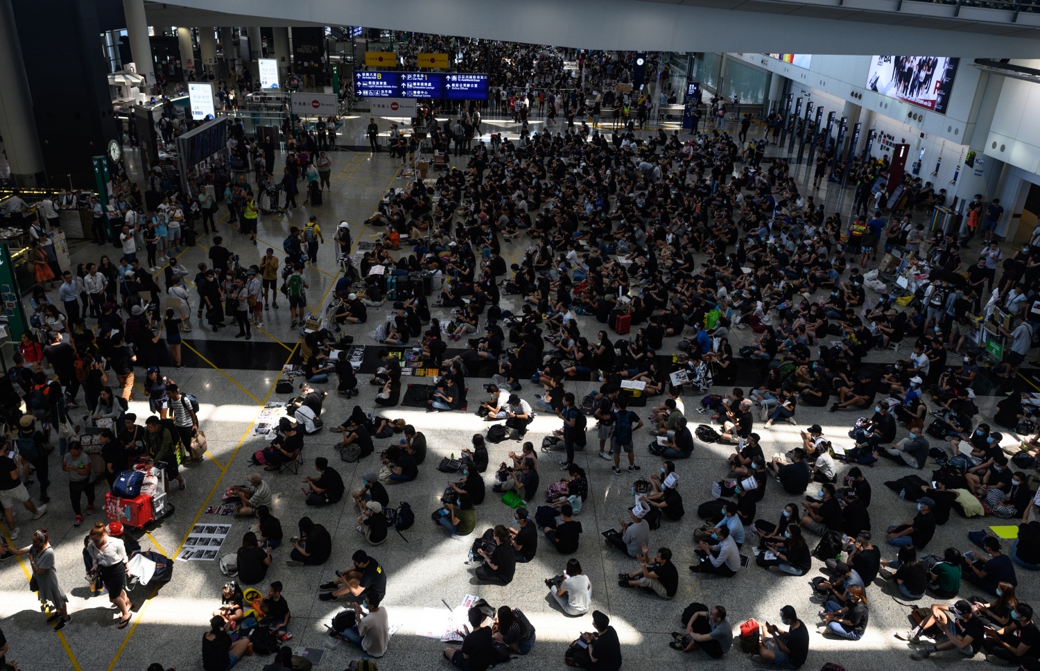 ހޮޮން ކޮން އެއާޕޯޓުގައި މިއަދު މުޒާހަރާ ކުރަނީ. --ފޮޓޯ:އޭއެފްޕީ