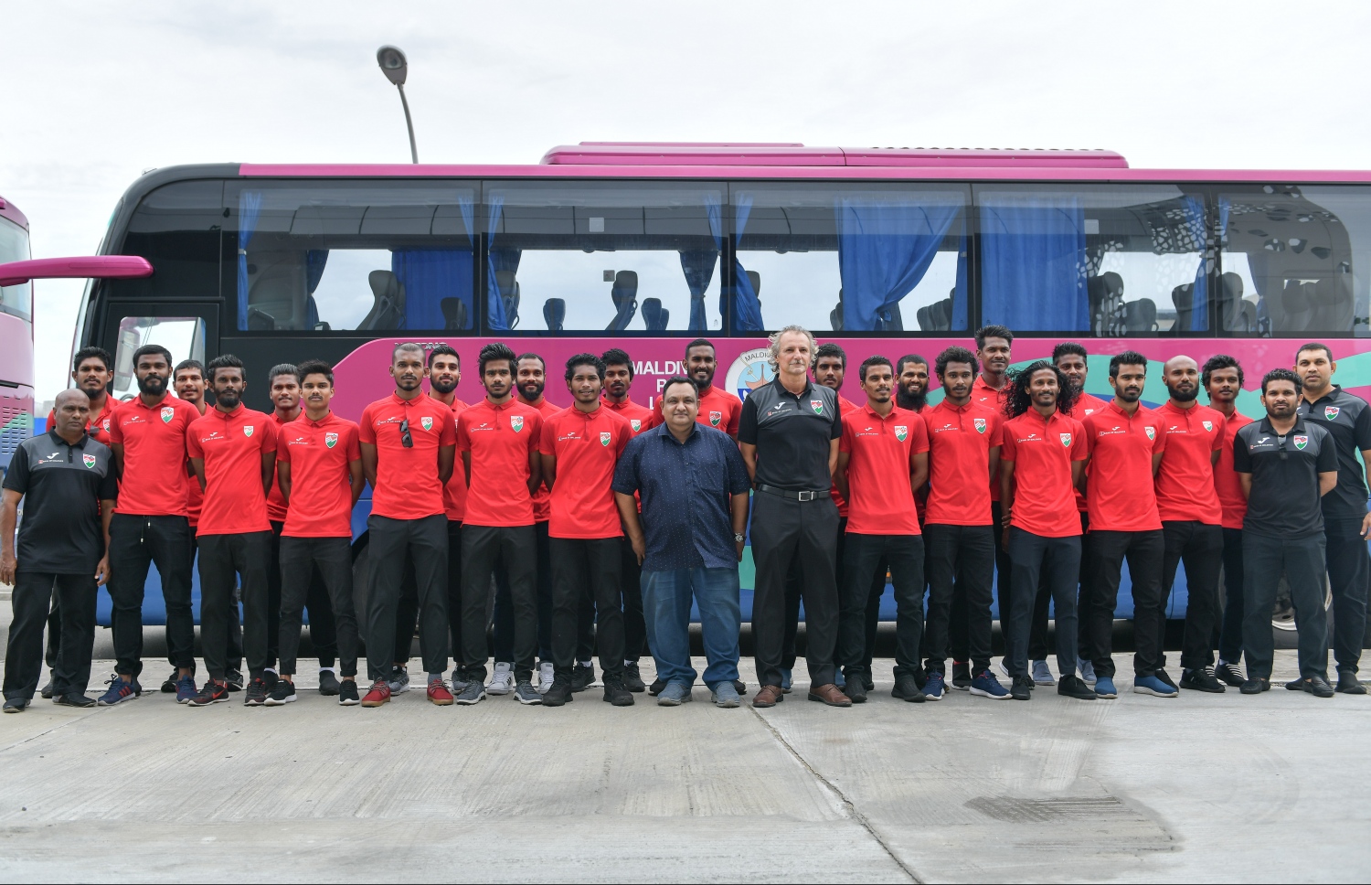 ސްރީލަންކާގެ ޓްރެއިނިން ކޭމްޕަށާއި ގުއާމް މެޗަށް ނެގި ޕްރިލިމިނަރީ ސްކޮޑުގެ ގިނަ ކުޅުންތެރިން ފޮޓޯ އަކަށް ހުއްޓިގެން.-- ފޮޓޯ: ނިޝާން އަލީ/ މިހާރު