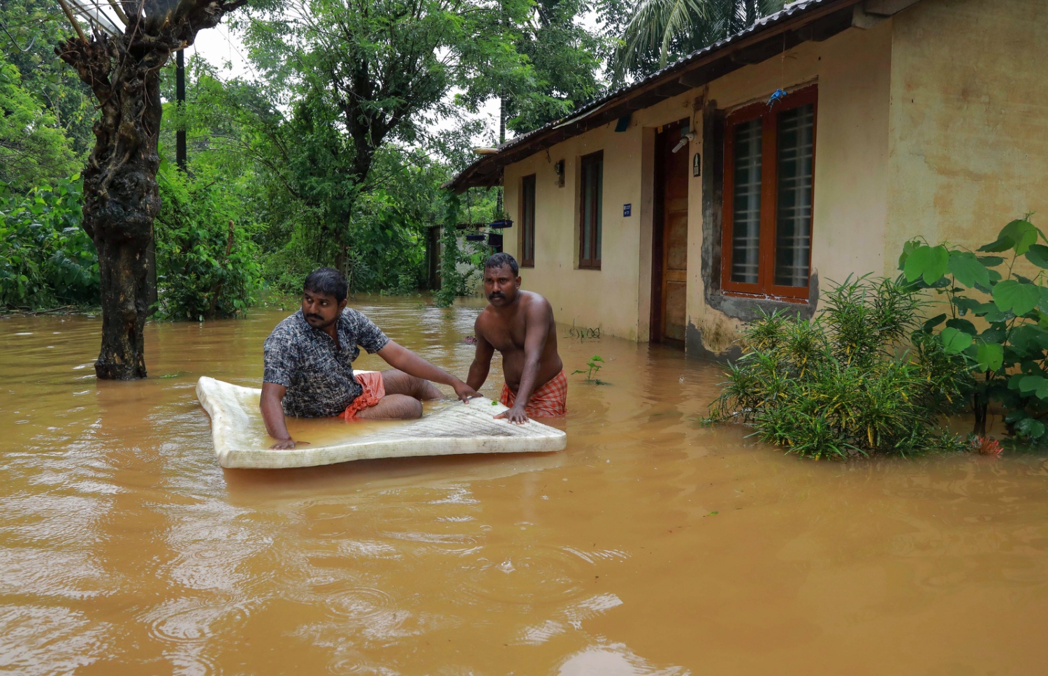 އިންޑިއާގެ ދެކުނުގެ ކެރަލާ ސްޓޭޓުގެ އެރްނާކްލަމްގައި ފެންބޮޑުވެ ހާލުގައި ޖެހުނު މީހަކު ރައްކާތެރިކަމުގެ ހިސާބަކަށް ގެންދަނީ. --ފޮޓޯ:އޭއެފްޕީ