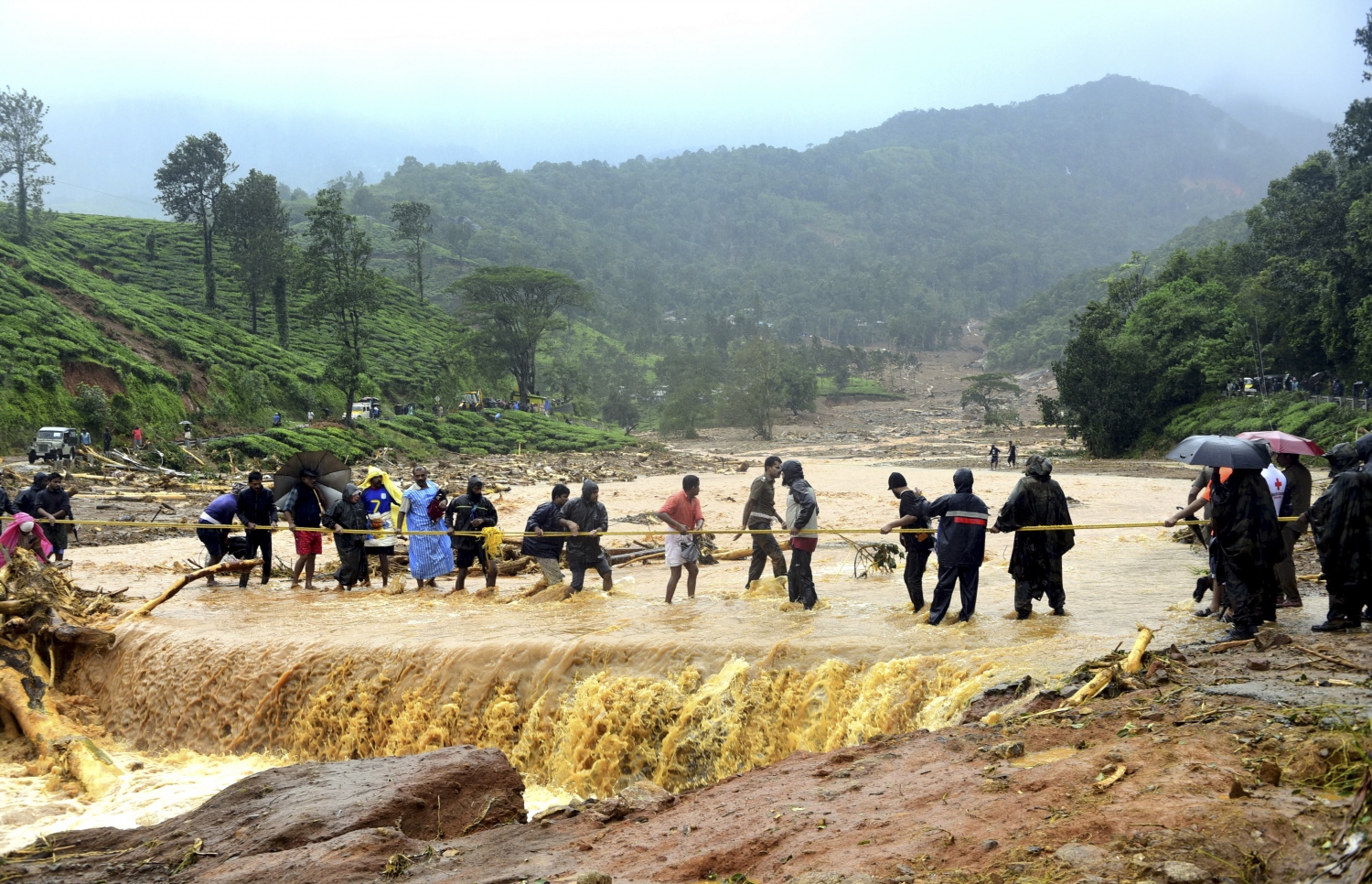 އިންޑިއާގެ ދެކުނުގެ ކެރަލާ ސްޓޭޓުގެ ވަޔަނާދު ޑިސްޓްރިކްޓުގައި ފެންބޮޑުވެ ހާލުގައި ޖެހުނު ބަޔަކު ސަލާމަތް ކުރަނީ. --ފޮޓޯ:އޭއެފްޕީ