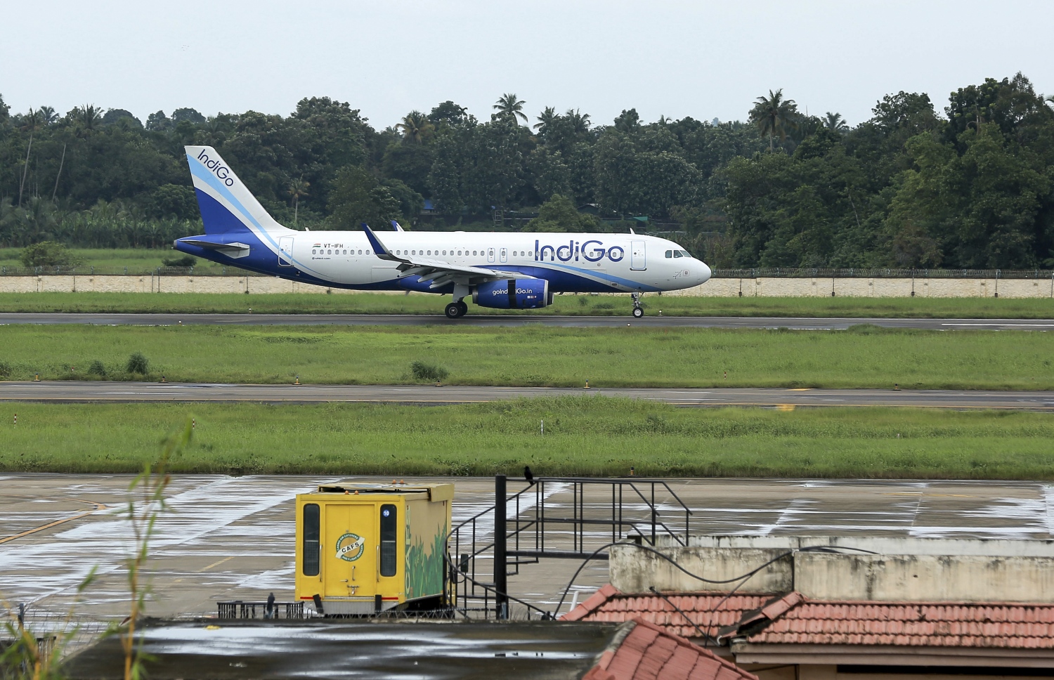 އިންޑިއާގެ ދެކުނުގެ ކެރަލާ ސްޓޭޓުގެ ކޮޗިން އެއާޕޯޓް އާދިއްތަ ދުވަހު ހުޅުވުމާ އެކު އިންޑިގޯ އެއާލައިނުގެ ބޯޓެއް ޖައްސާފައި. --ފޮޓޯ:އޭއެފްޕީ