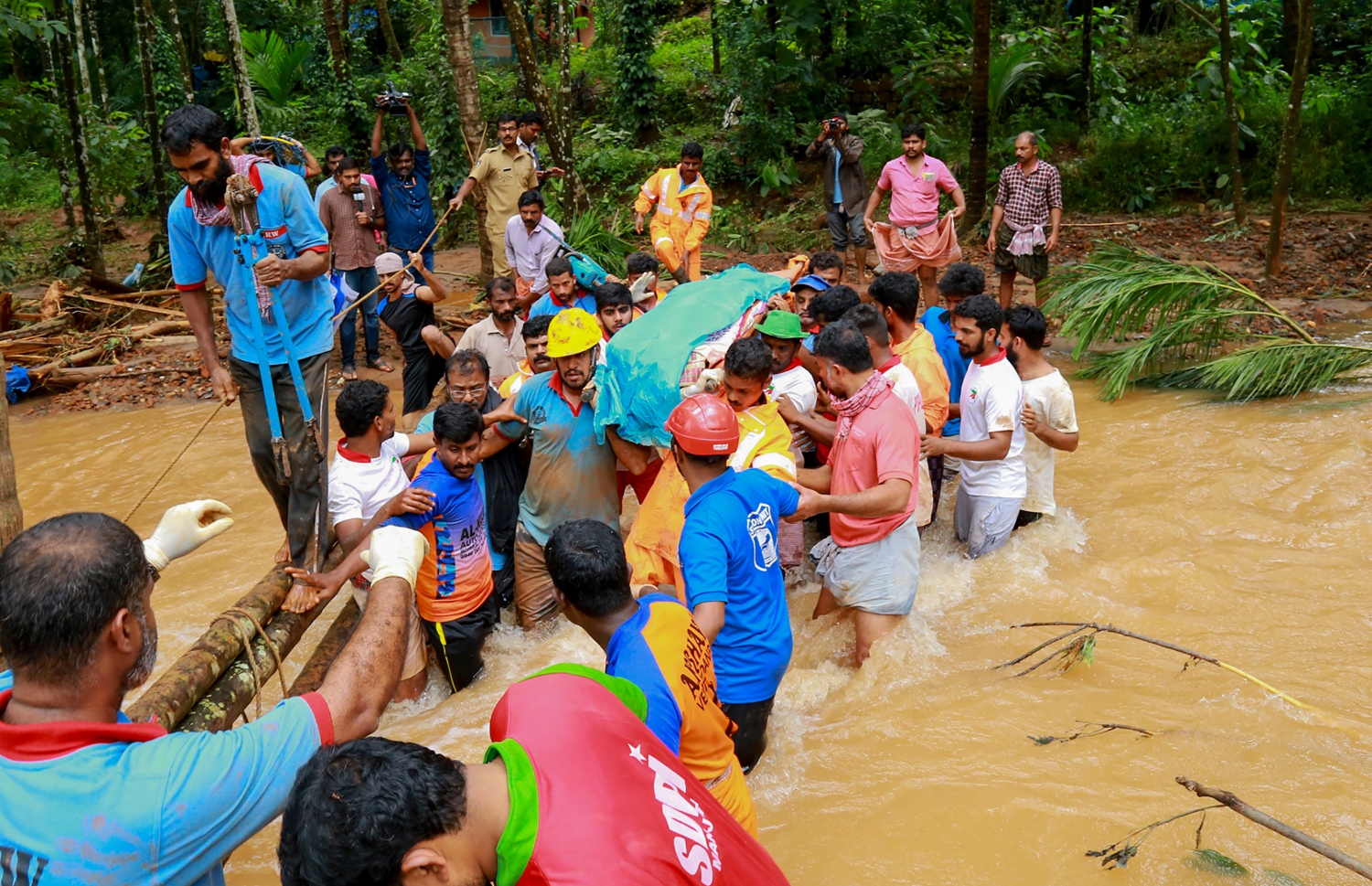 އިންޑިއާގެ ދެކުނުގެ ކެރަލާ ސްޓޭޓުގެ މަލައްޕޫރަމް އަވަށުގައި ފެންބޮޑުވުގެ ހާދިސާގައި މަރުވި މީހެއްގެ ހަށިގަނޑު ގެންދަނީ. --ފޮޓޯ:އޭއެފްޕީ