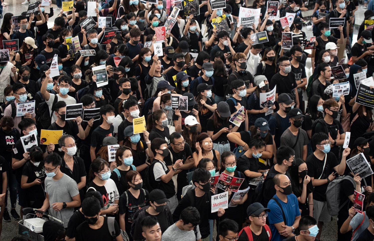 ހޮން ކޮން: އޮގަސްޓް 13، 2019: ހޮން ކޮން އެއާޕޯޓުގައި މުޒާހަރާ ކުރާ މީހުން ޑިޕާޗާ އޭރިޔާ ބްލޮކްކޮށްފައި. --ފޮޓޯ:އޭއެފްޕީ