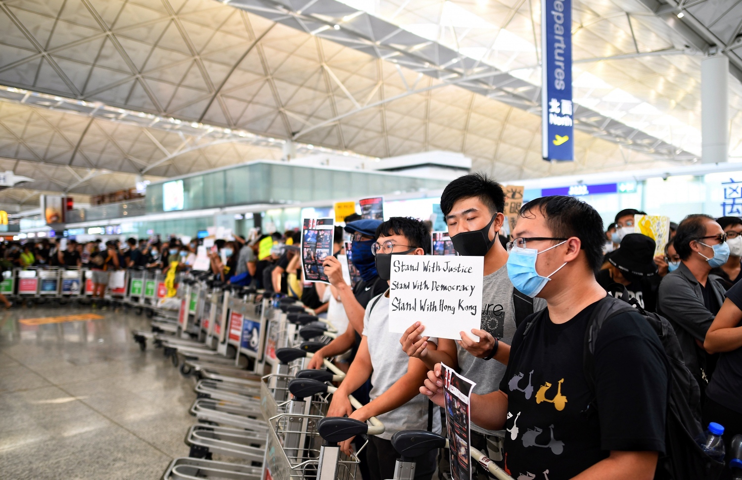 ހޮން ކޮން: އޮގަސްޓް 13، 2019: ހޮން ކޮން އެއާޕޯޓުގައި މުޒާހަރާ ކުރާ މީހުން ޑިޕާޗާ އޭރިޔާ ބްލޮކްކޮށްފައި. --ފޮޓޯ:އޭއެފްޕީ