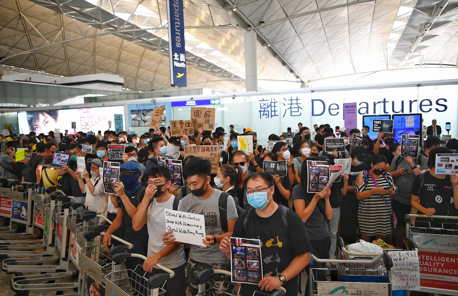 ހޮން ކޮން: އޮގަސްޓް 13، 2019: ހޮން ކޮން އެއާޕޯޓުގައި މުޒާހަރާ ކުރާ މީހުން ޑިޕާޗާ އޭރިޔާ ބްލޮކްކޮށްފައި. --ފޮޓޯ:އޭއެފްޕީ