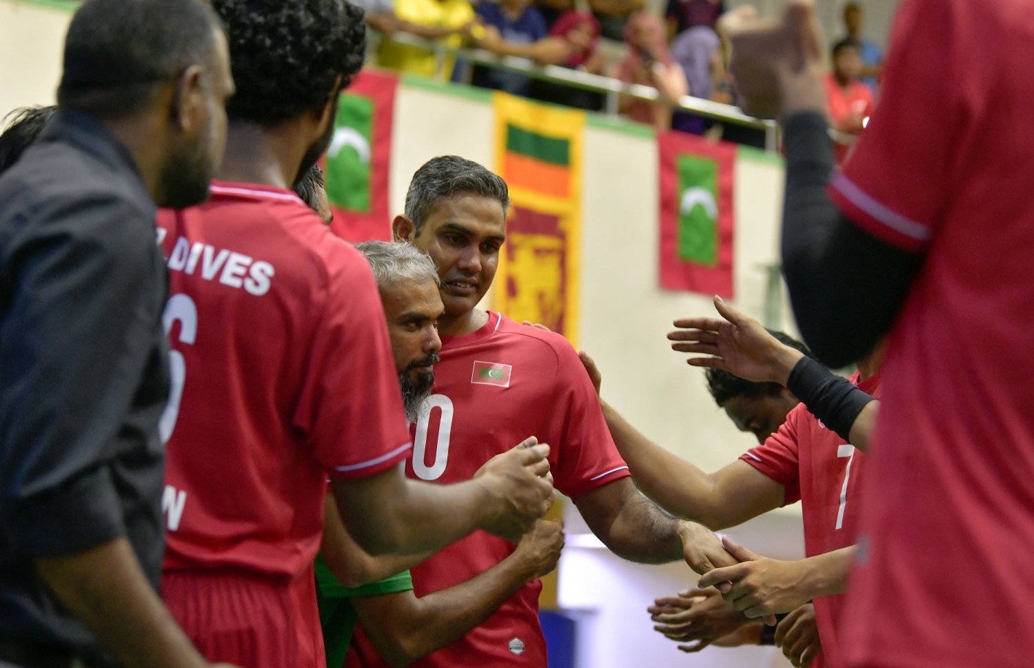 ލޯންގޭ އަށް ކުޅުންތެރިންނާއި އޮފިޝަލުން ހިތްވަރުދެނީ. --ފޮޓޯ: ނިޝާން އަލީ/ މިހާރު