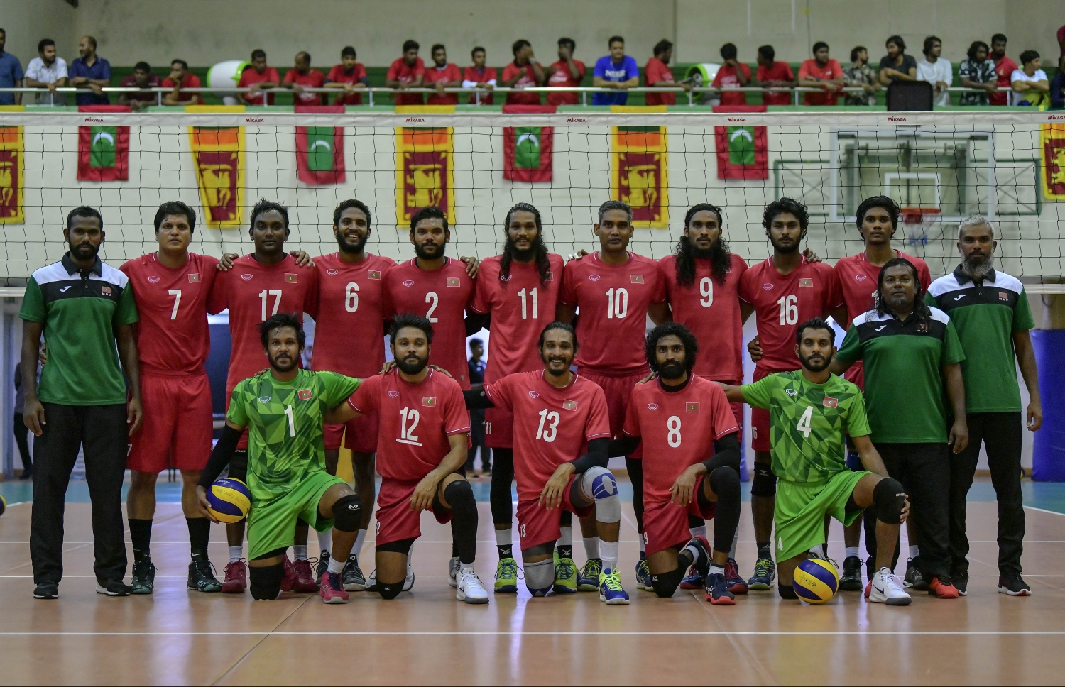 ރާއްޖޭގެ ގައުމީ ވޮލީބޯޅަ ޓީމުގެ ކުޅުންތެރިންނާއި އޮފިޝަލުން ފޮޓޯ އަކަށް ހުއްޓިގެން.-- ފޮޓޯ: ނިޝާން އަލީ/ މިހާރު