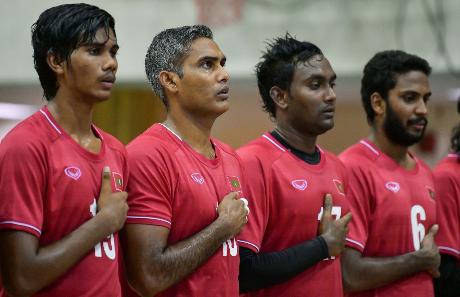 ލޯންގޭ (ވ-2) މިރޭގެ މެޗުގެ ކުރިން ގައުމީ ސަލާމުގައި ބައިވެރިވަނީ. --ފޮޓޯ: ނިޝާން އަލީ/ މިހާރު