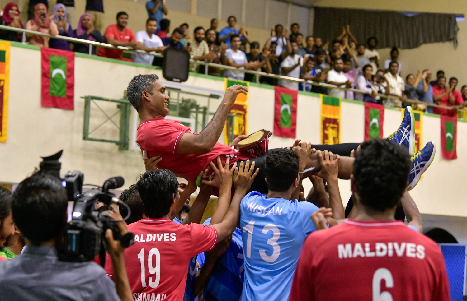 ލޯންގޭ ރިޓަޔާކުރުކަން އިއުލާނުކުރި މެޗަށް ފަހު ދެ ޓީމުގެ ކުޅުންތެރިން ވެގެން އޭނާ އުރާލައިގެން.-- ފޮޓޯ: ނިޝާން އަލީ/ މިހާރު