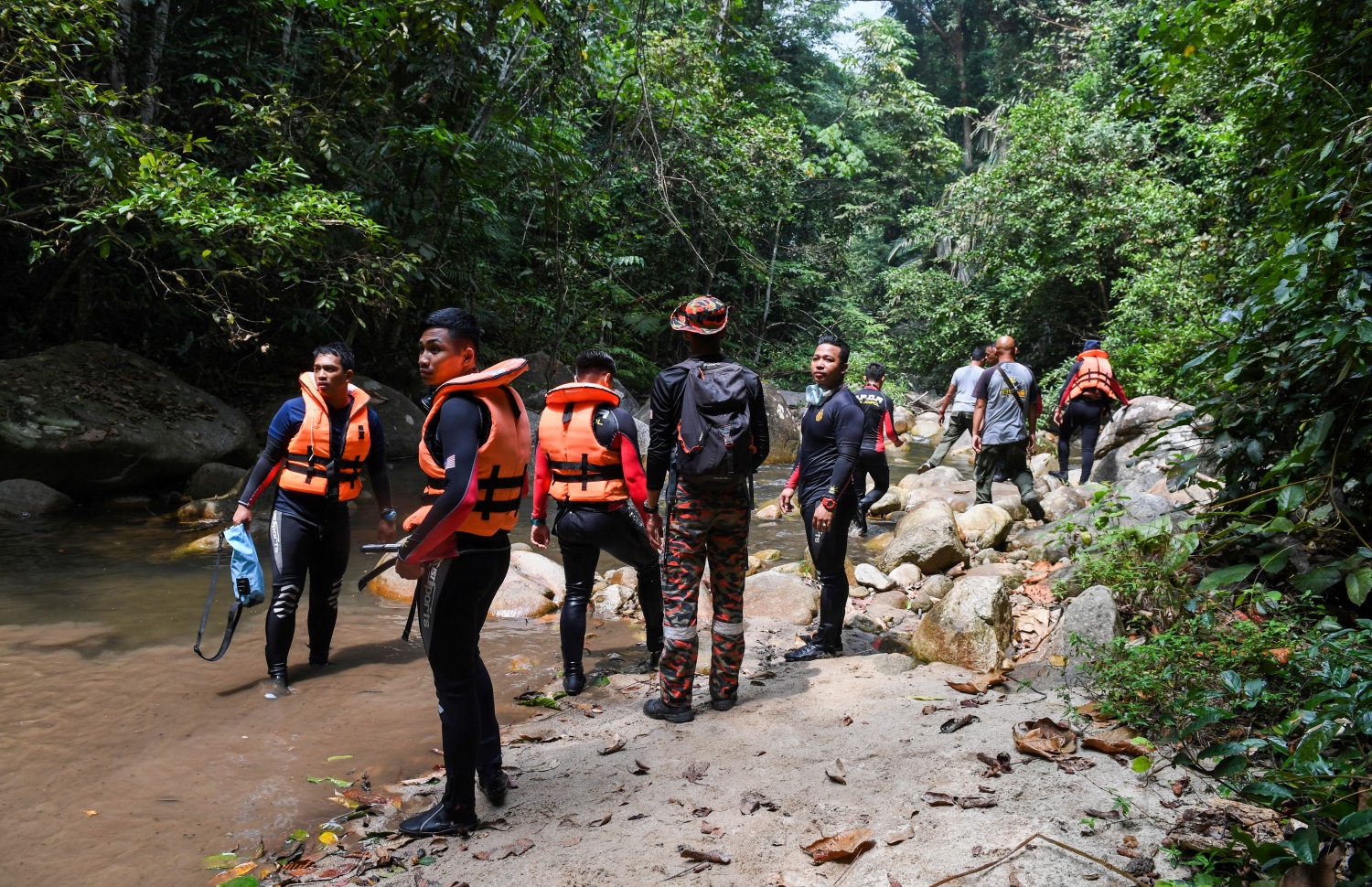 މެލޭޝިއާގެ ރިސޯޓަކުން ގެއްލުނު ޚާއްސަ އެހީ އަށް ބޭނުންވާ ނޯރާ ހޯދުމުގައި ރެސްކިއު ޓީމުގެ ޑައިވަރުން ހަރަކާތްތެރި ވަނީ. --ފޮޓޯ:އޭއެފްޕީ