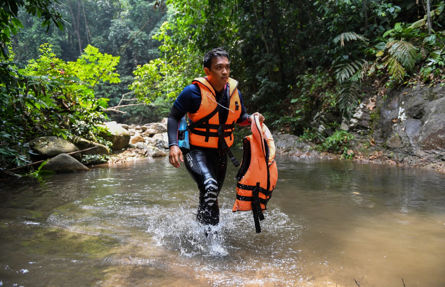 މެލޭޝިއާގެ ރިސޯޓަކުން ގެއްލުނު ޚާއްސަ އެހީ އަށް ބޭނުންވާ ނޯރާ ހޯދުމުގައި ރެސްކިއު ޓީމުގެ ޑައިވަރަކު ހަރަކާތްތެރި ވަނީ. --ފޮޓޯ:އޭއެފްޕީ
