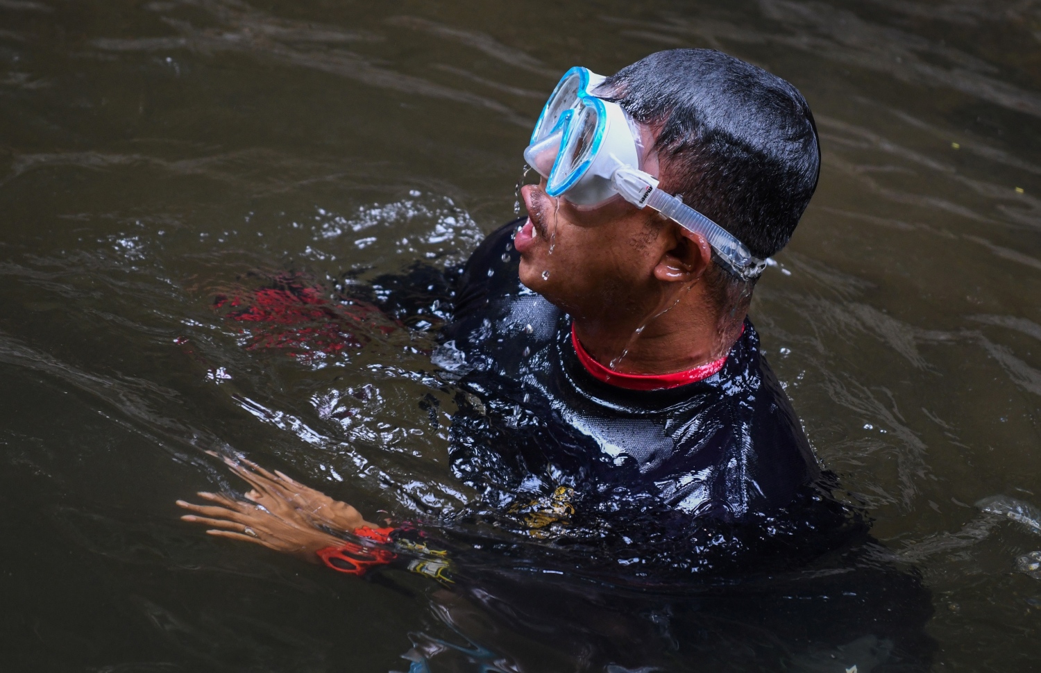 މެލޭޝިއާގެ ރިސޯޓަކުން ގެއްލުނު ޚާއްސަ އެހީ އަށް ބޭނުންވާ ނޯރާ ހޯދުމުގައި ރެސްކިއު ޓީމުގެ ޑައިވަރަކު ހަރަކާތްތެރި ވަނީ. --ފޮޓޯ:އޭއެފްޕީ