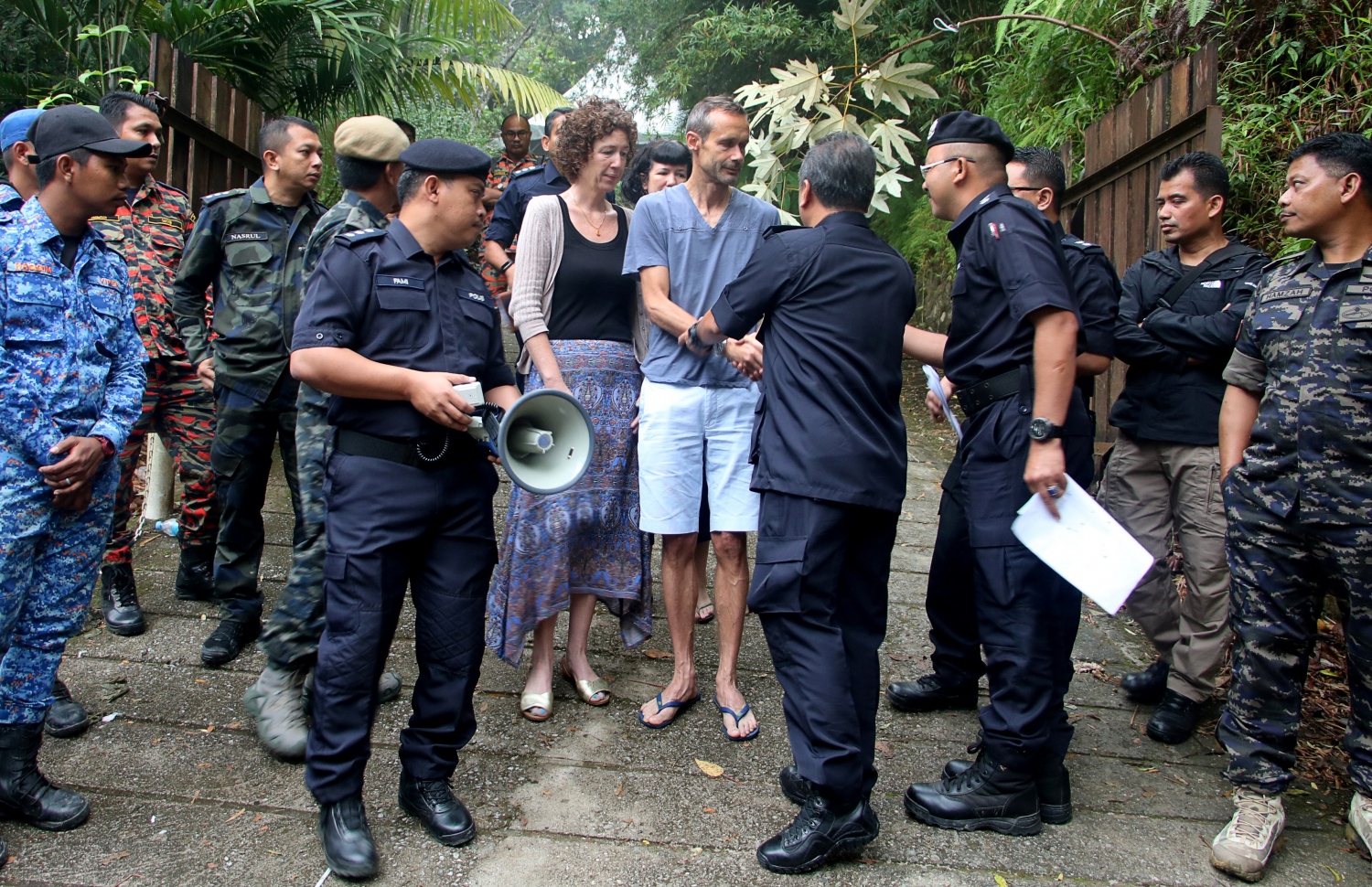 މެލޭޝިއާގެ ރިސޯޓަކުން ގެއްލުނު ޚާއްސަ އެހީ އަށް ބޭނުންވާ ނޯރާގެ އާއިލާގެ މެންބަރުން ފުލުހުންނާ އެކު ހަރަކާތްތެރި ވަނީ. --ފޮޓޯ:އޭއެފްޕީ