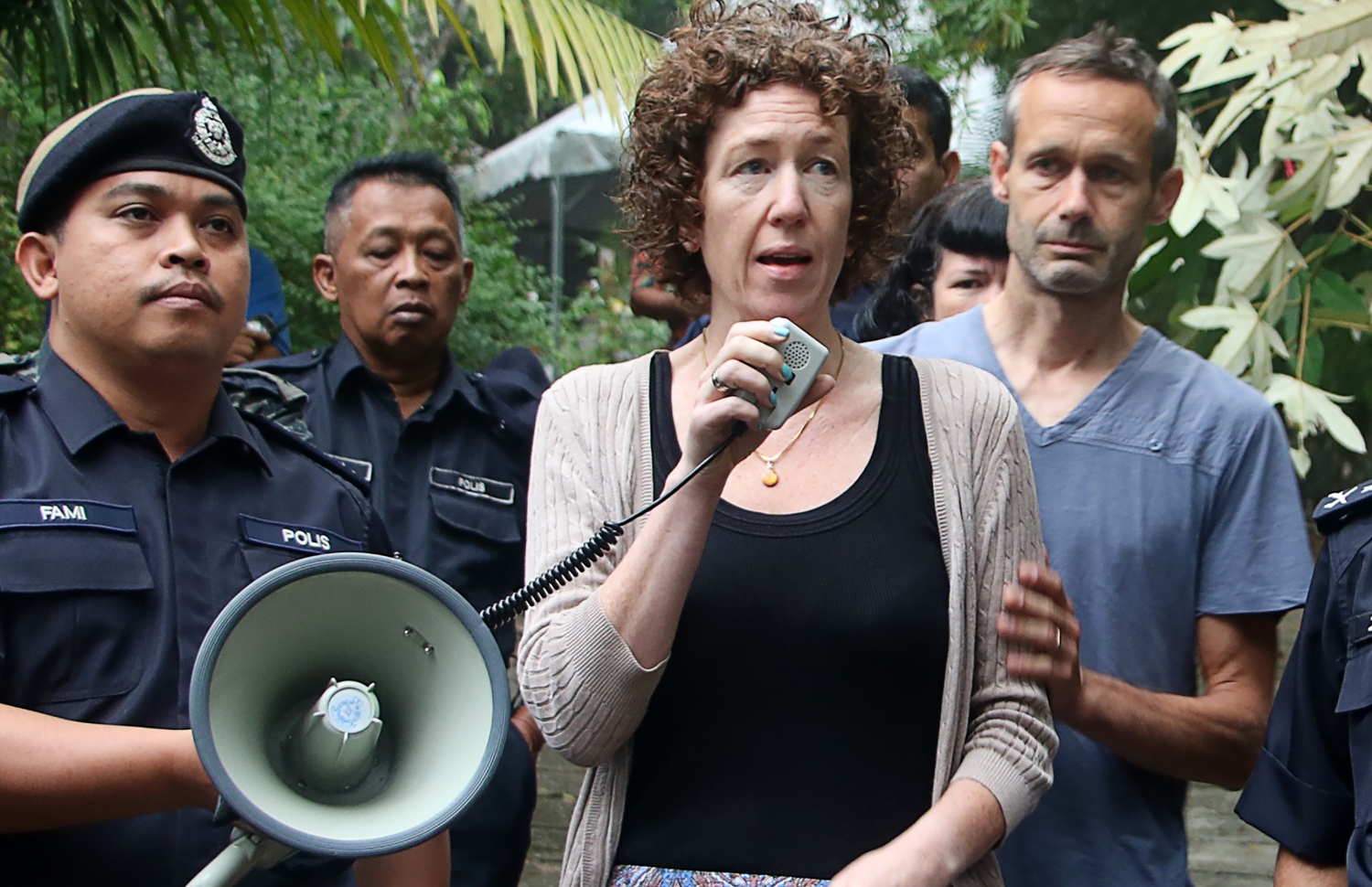 މެލޭޝިއާގެ ރިސޯޓަކުން ގެއްލުނު ޚާއްސަ އެހީ އަށް ބޭނުންވާ ނޯރާގެ މަންމަ އާއި ބައްޕަ ފުލުހުންނާ އެކު ވާހަކަ ދައްކަނީ. --ފޮޓޯ:އޭއެފްޕީ