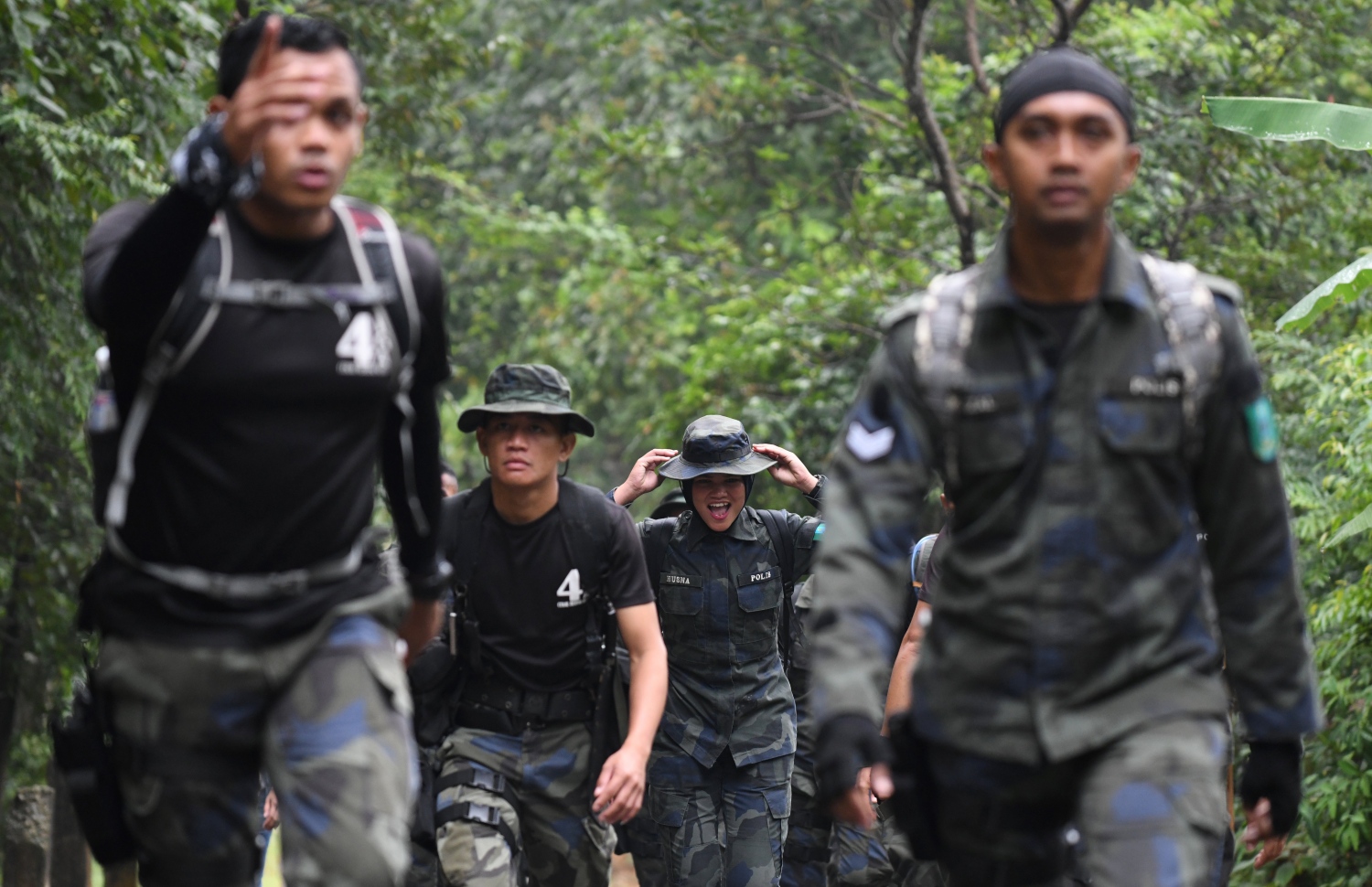 މެލޭޝިއާގެ ރިސޯޓަކުން ގެއްލުނު ޚާއްސަ އެހީ އަށް ބޭނުންވާ ނޯރާ ހޯދުމުގައި ރެސްކިއު ޓީމުގެ މެންބަރުން ހަރަކާތްތެރި ވަނީ. --ފޮޓޯ:އޭއެފްޕީ