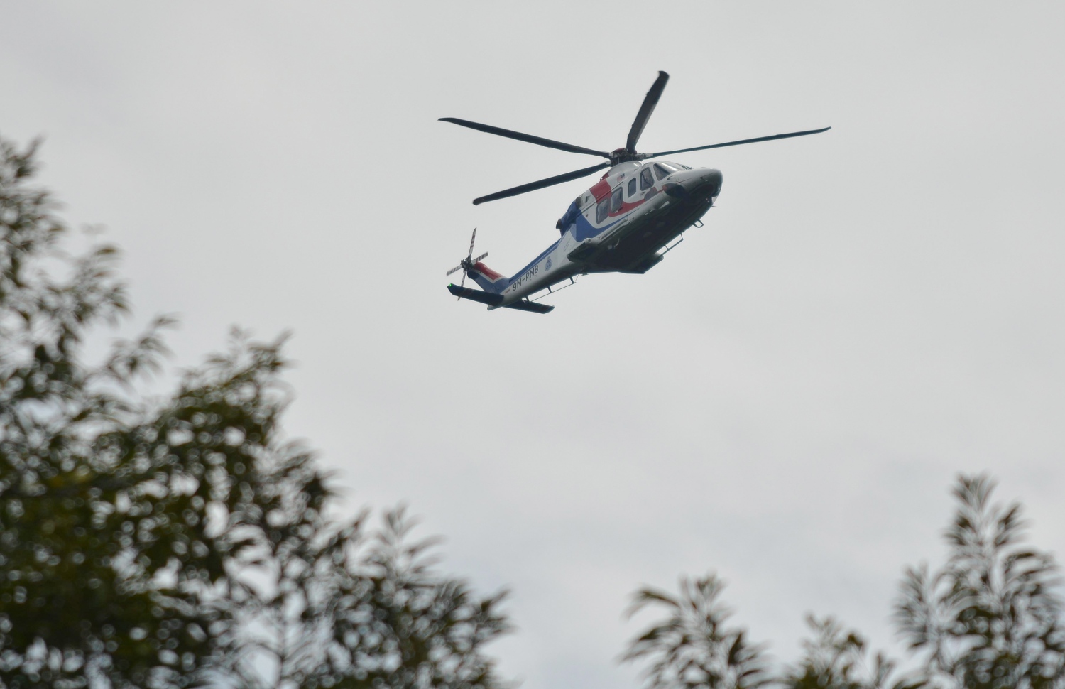 މެލޭޝިއާގެ ރިސޯޓަކުން ގެއްލުނު ޚާއްސަ އެހީ އަށް ބޭނުންވާ ނޯރާ ހޯދުމުގައި ރެސްކިއު ޓީމުން ހެލިކޮޕްޓަރު ބޭނުން ކުރަނީ. --ފޮޓޯ:އޭއެފްޕީ