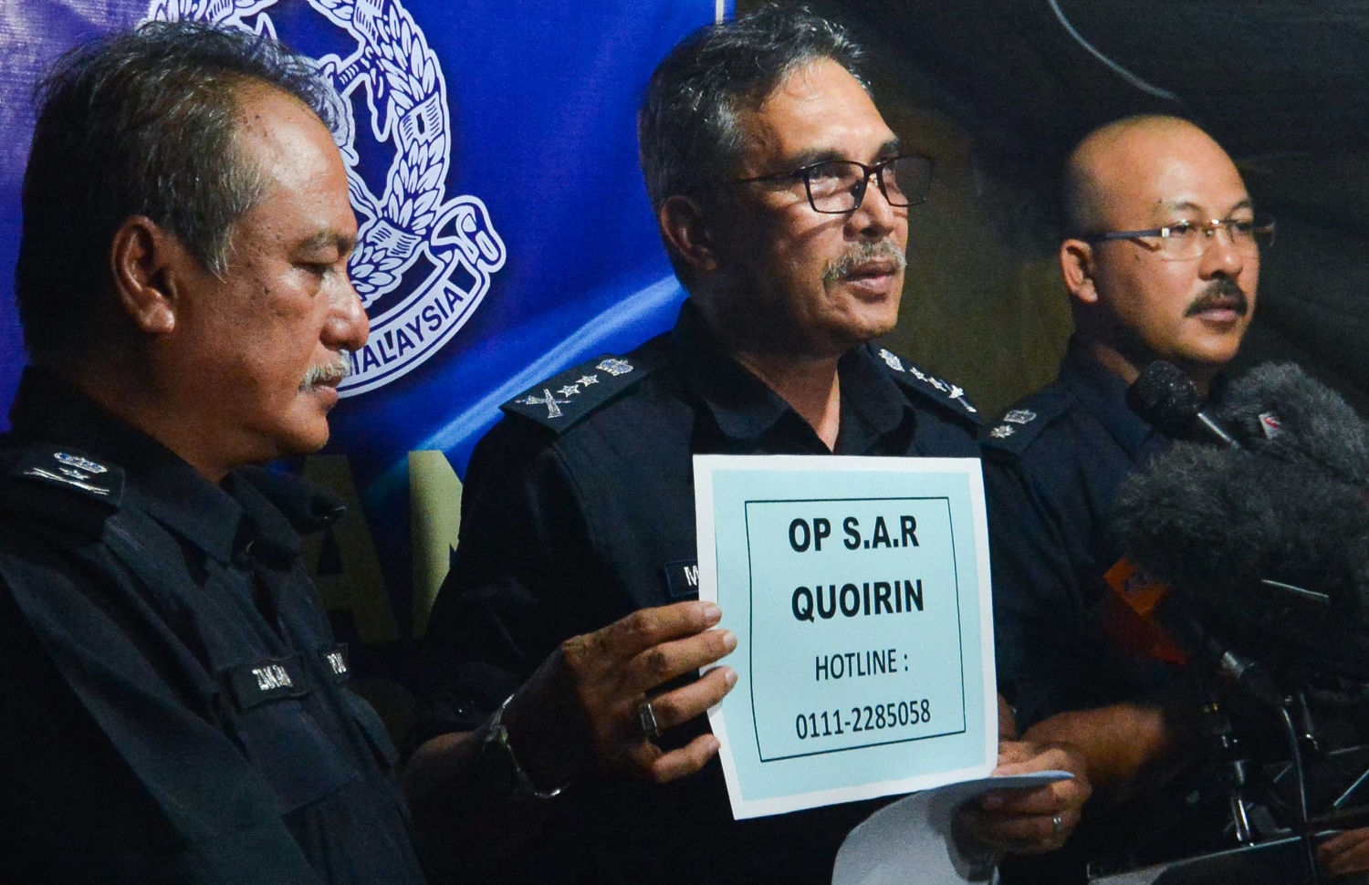 މެލޭޝިއާގެ ރިސޯޓަކުން ގެއްލުނު ޚާއްސަ އެހީ އަށް ބޭނުންވާ ނޯރާއާ ބެހޭ މައުލޫމާތު ދިނުމަށް ހޮޓްލައިނެއް ނެގްރި ސެމްބިލާން ފުލުހުންގެ ވެރިޔާ މުހައްމަދު މާތު ޔޫސުފް (މ) ދައްކާލައްވަނީ. --ފޮޓޯ:އޭއެފްޕީ