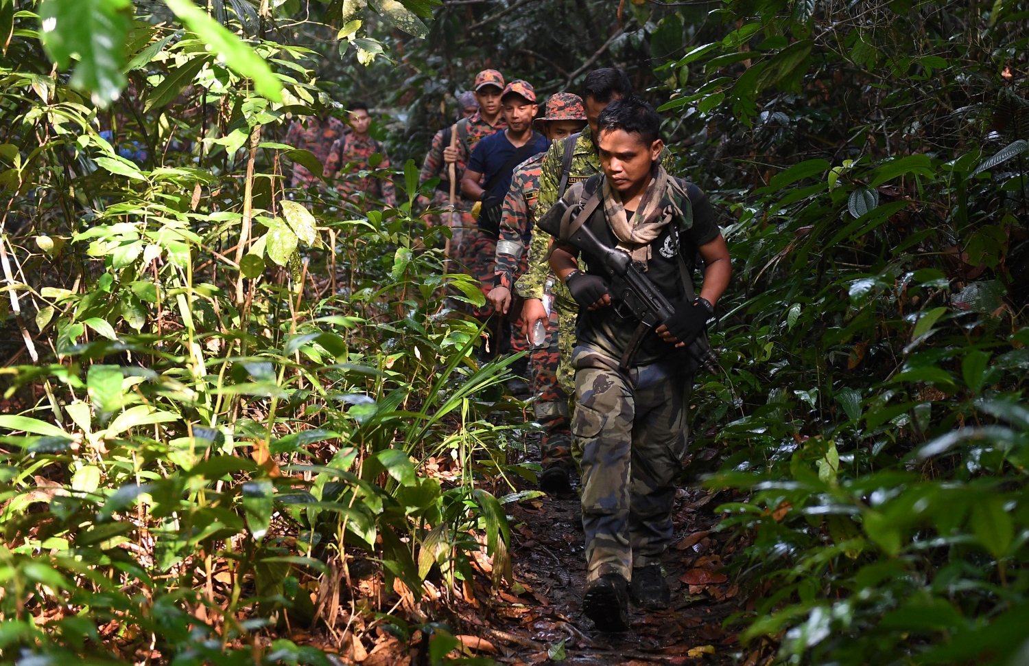 މެލޭޝިއާގެ ރިސޯޓަކުން ގެއްލުނު ޚާއްސަ އެހީ އަށް ބޭނުންވާ ނޯރާ ހޯދުމުގައި ރެސްކިއު ޓީމުގެ މެންބަރުން ޖަންގަލީގައި ހަރަކާތްތެރި ވަނީ. --ފޮޓޯ:އޭއެފްޕީ
