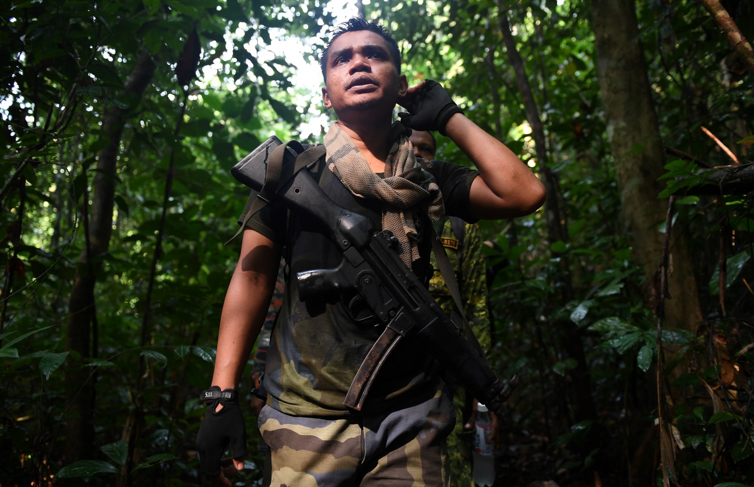 މެލޭޝިއާގެ ރިސޯޓަކުން ގެއްލުނު ޚާއްސަ އެހީ އަށް ބޭނުންވާ ނޯރާ ހޯދުމުގައި ރެސްކިއު ޓީމުގެ މެންބަރަކު ހަރަކާތްތެރި ވަނީ. --ފޮޓޯ:އޭއެފްޕީ