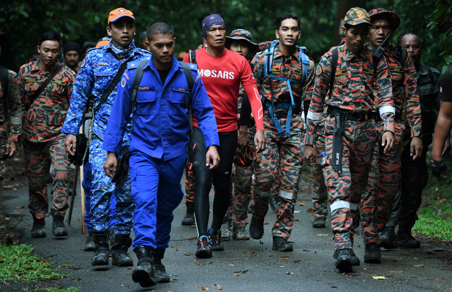 މެލޭޝިއާގެ ރިސޯޓަކުން ގެއްލުނު ޚާއްސަ އެހީ އަށް ބޭނުންވާ ނޯރާ ހޯދުމުގައި ރެސްކިއު ޓީމުގެ މެންބަރުން ހަރަކާތްތެރި ވަނީ. --ފޮޓޯ:އޭއެފްޕީ